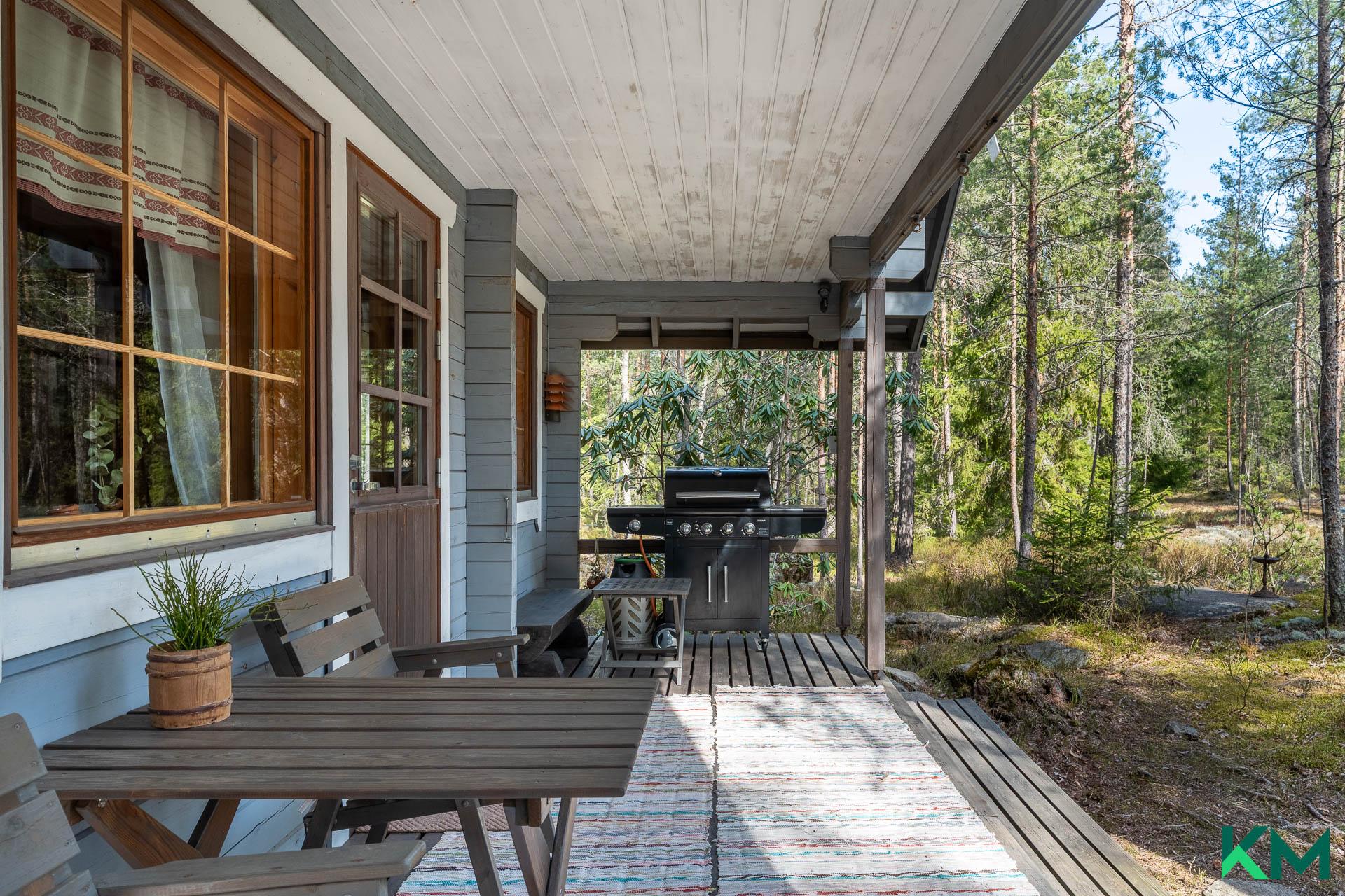 Mökkiä kiertää terassi 2 seinustalla