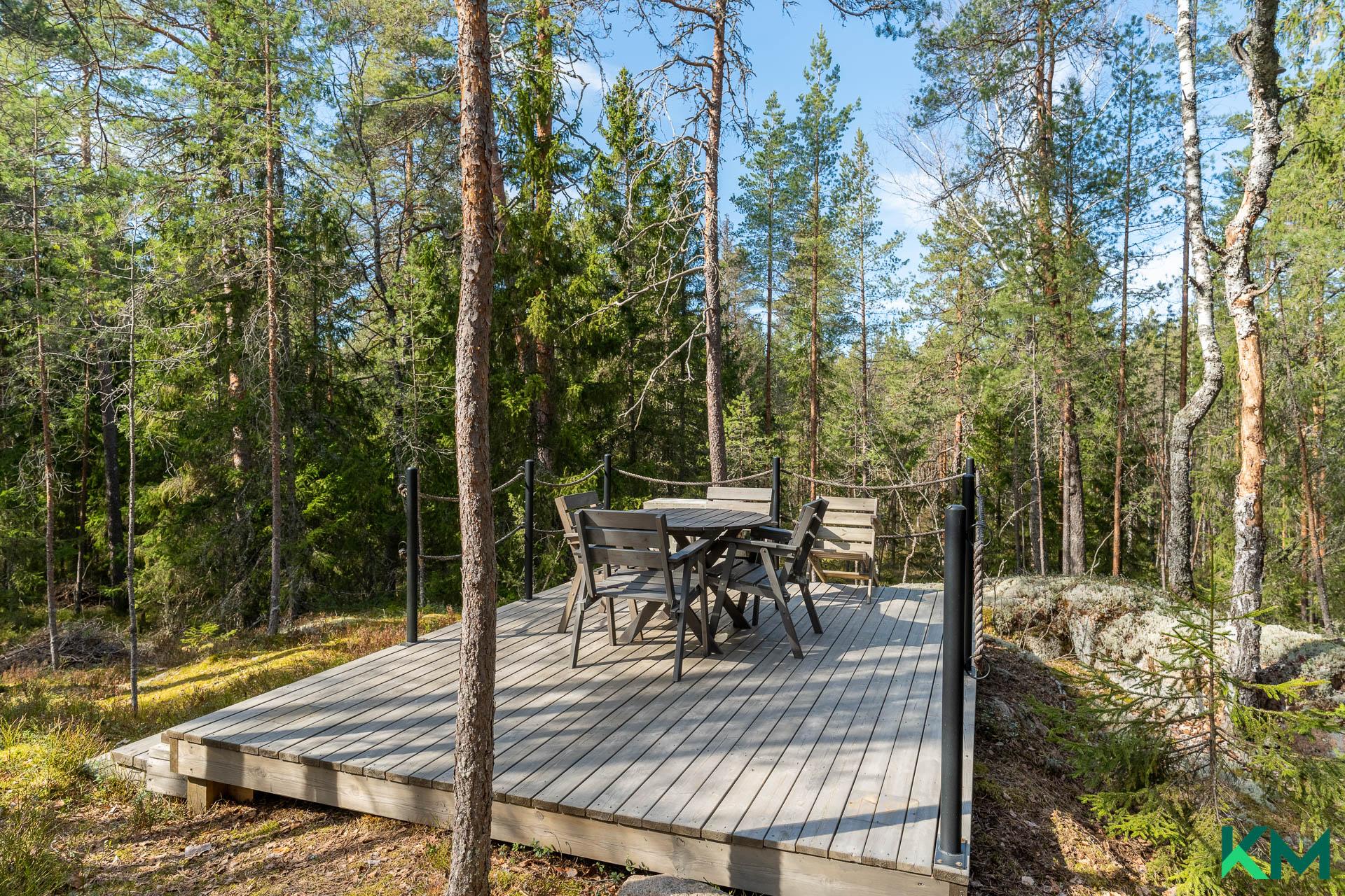 Pihapiirissä grillauspaikka