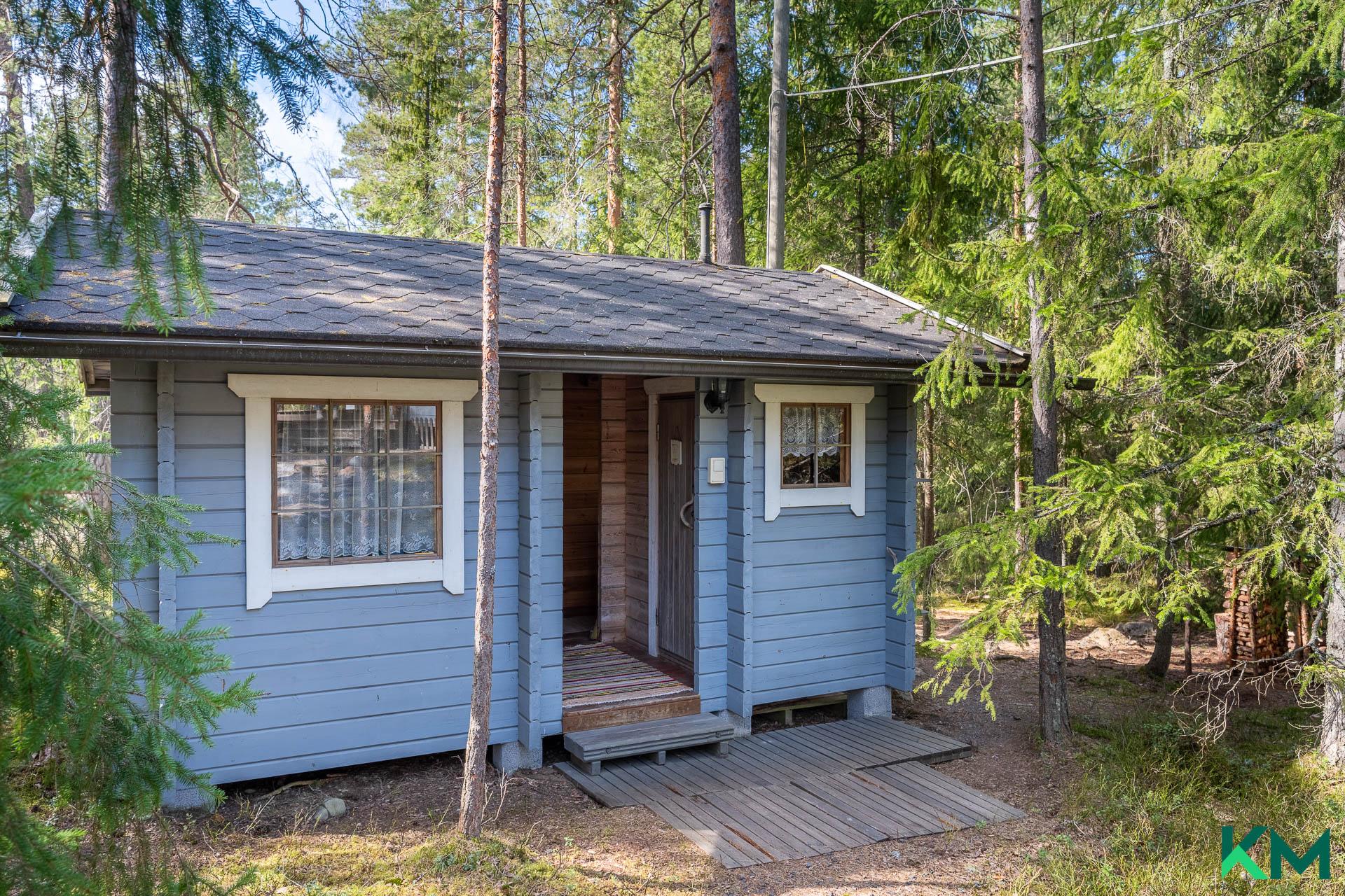 Varasto, puuvaja ja polttava kuivakäymälä