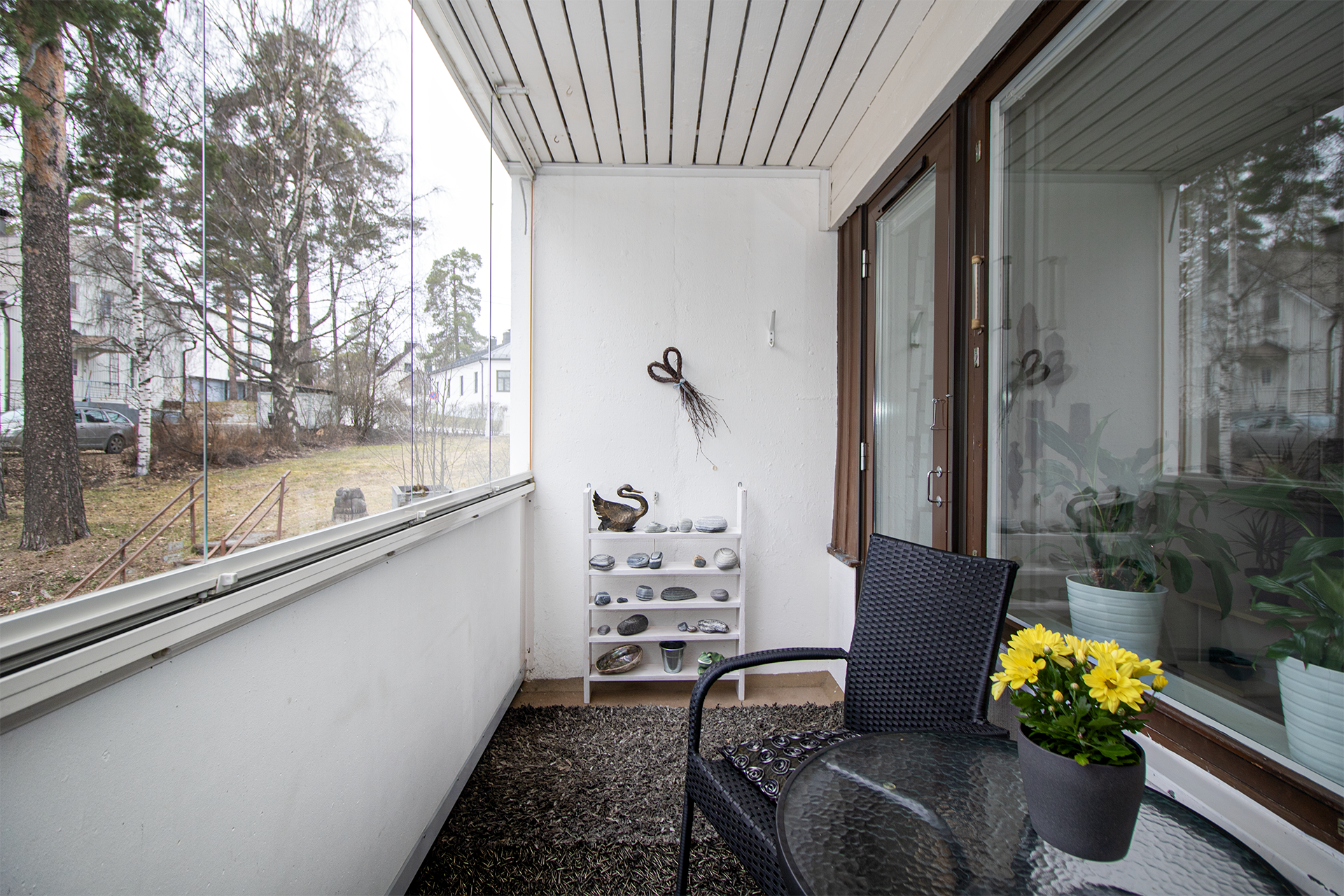 Lasitettu parveke ilta-aurinkoon