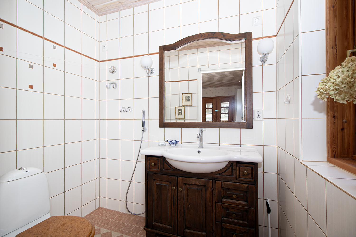 Alakerran toinen wc