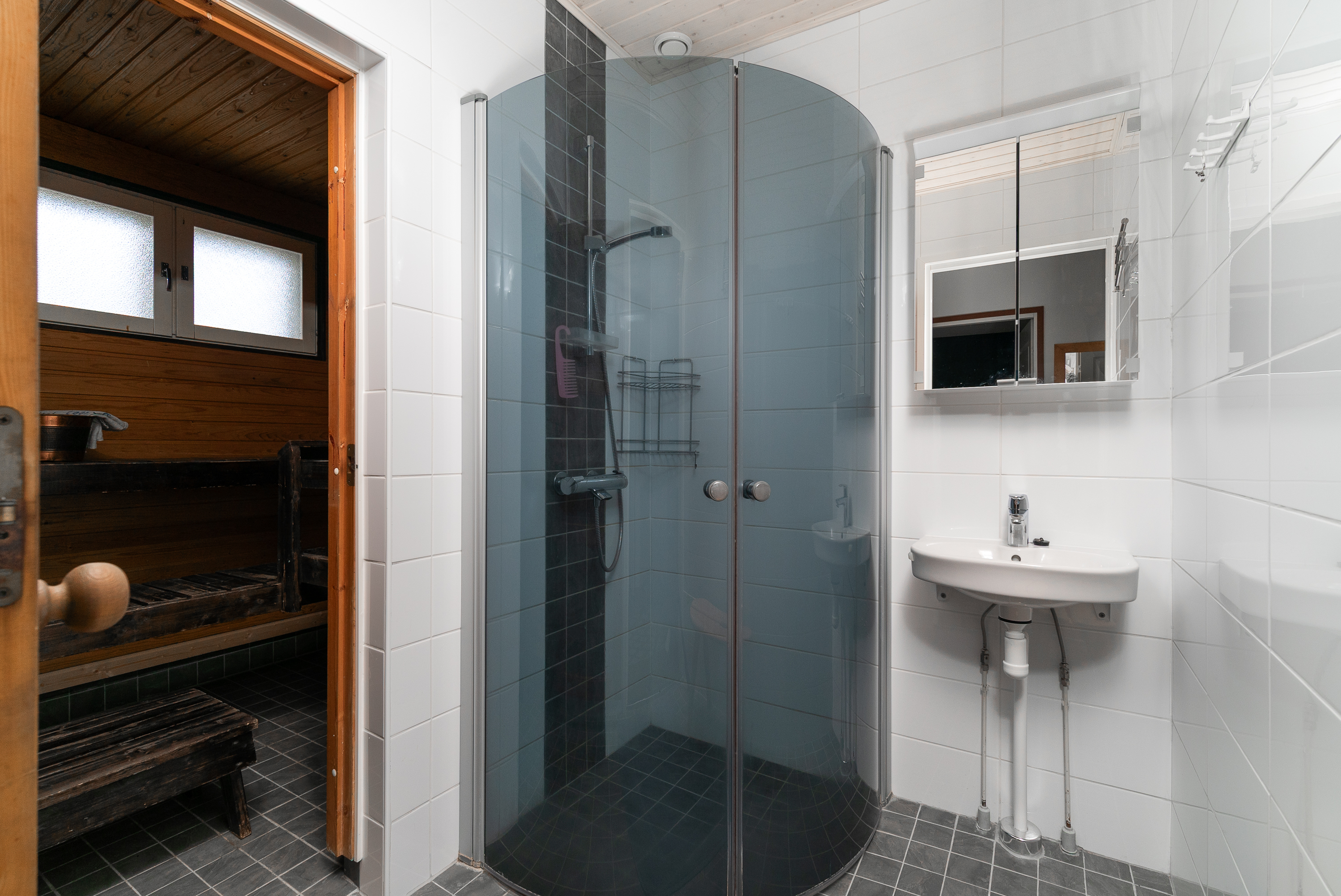 pesuhuone ja sauna