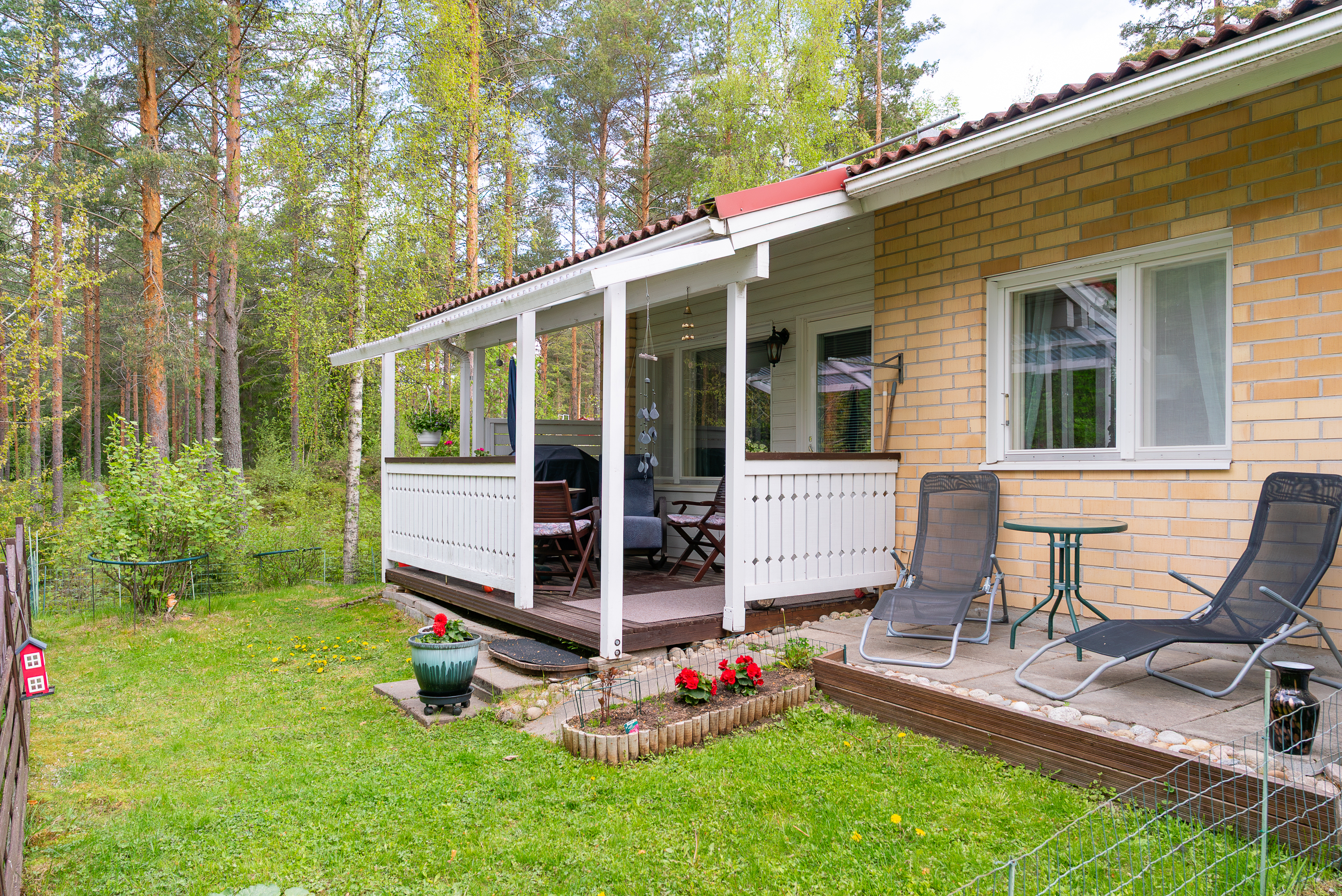 sisäpihan puolelta