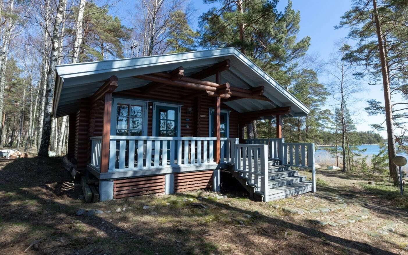 yhteiskäytössä oleva rantasauna. Täällä voi myös yöpyä. - Gemensamma strandbastun. Här kan man även övernatta.