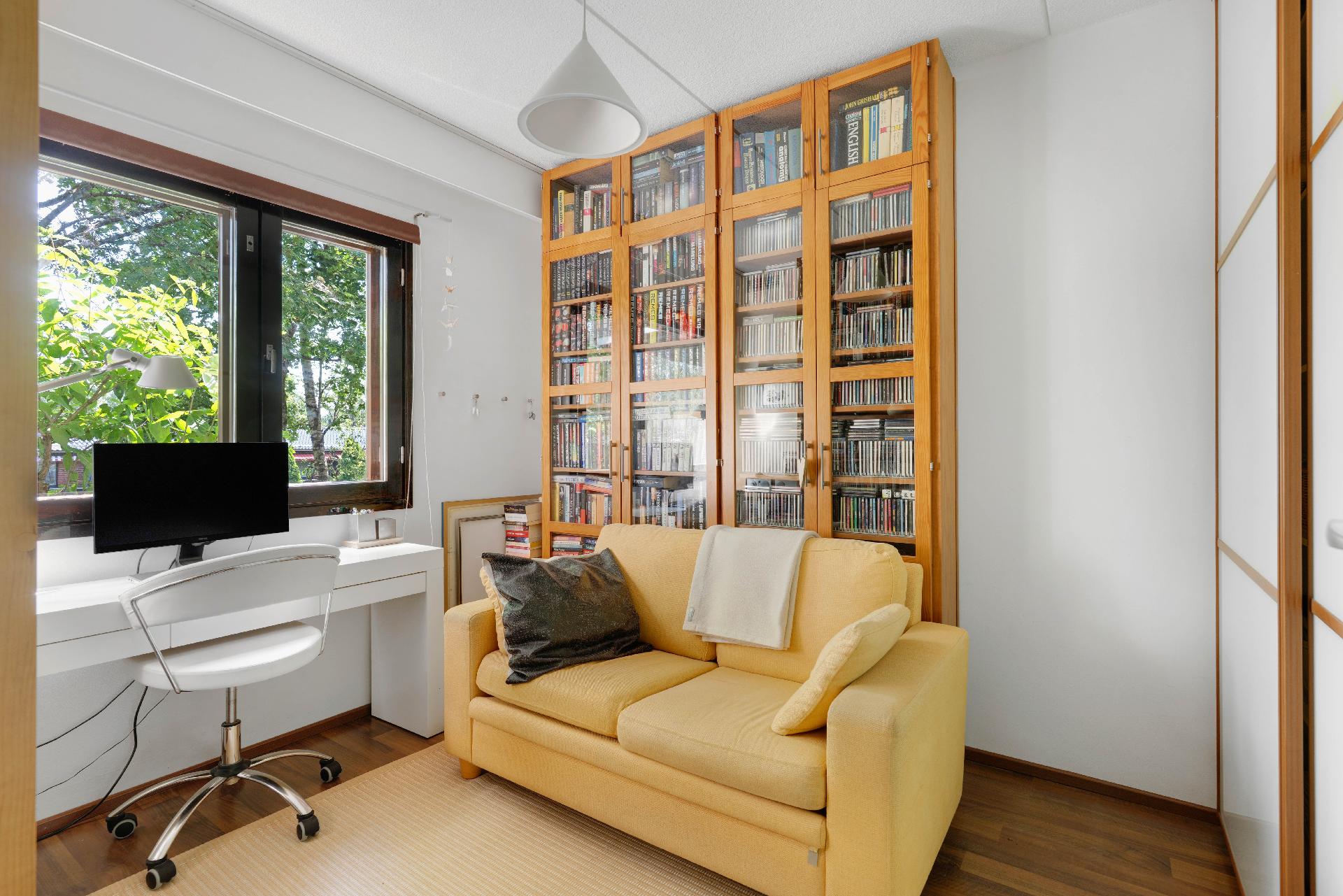 Pähkinänsärkijä 8, Pähkinärinne, Vantaa