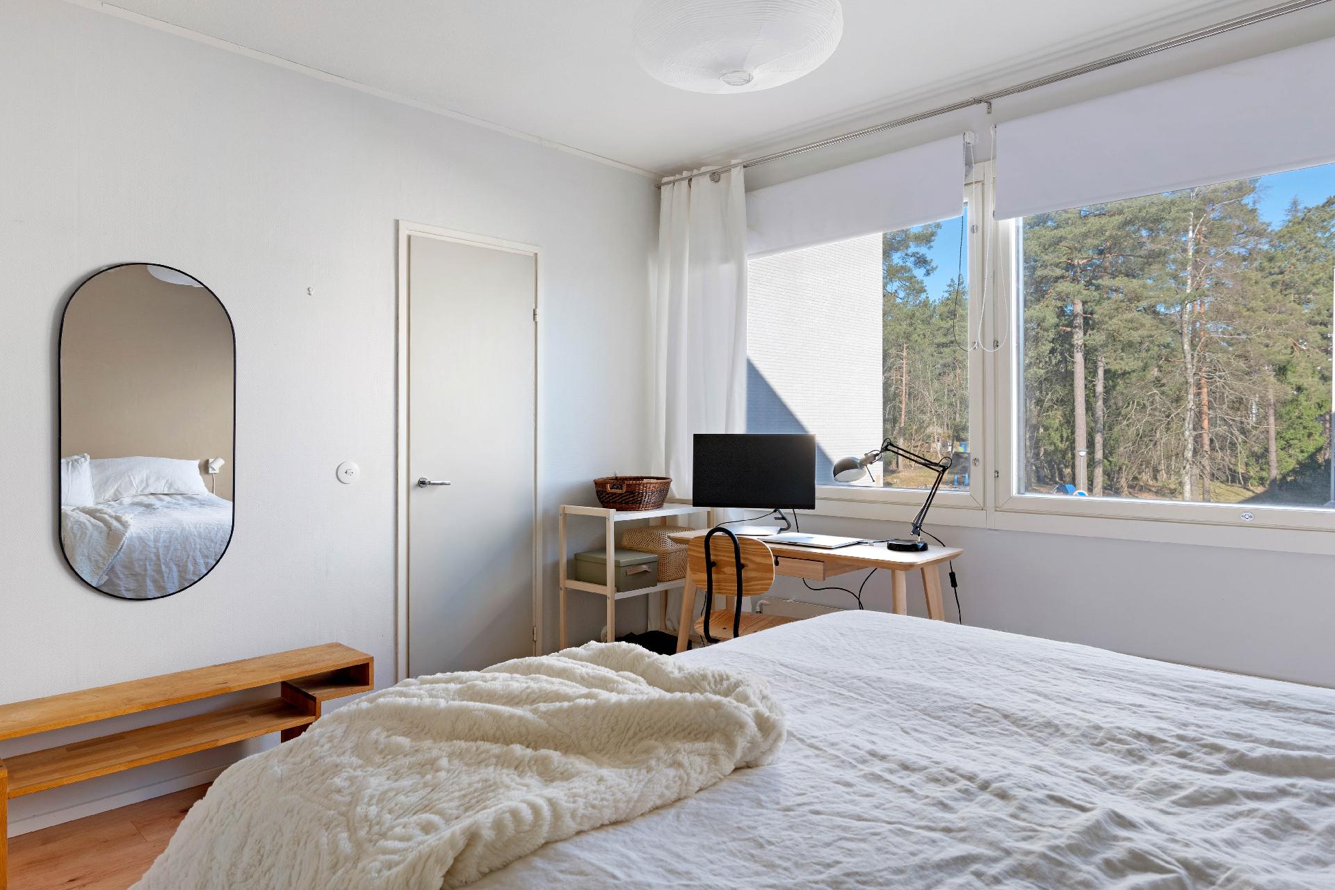 Isomma makuuhuoneessa myös vaatehuone