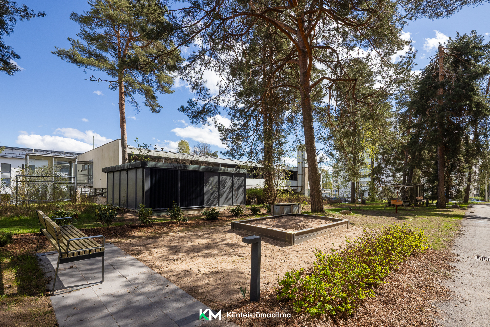 Taloyhtiön isolla tontilla on tilaa oleskeluun sekä lasten leikeille.