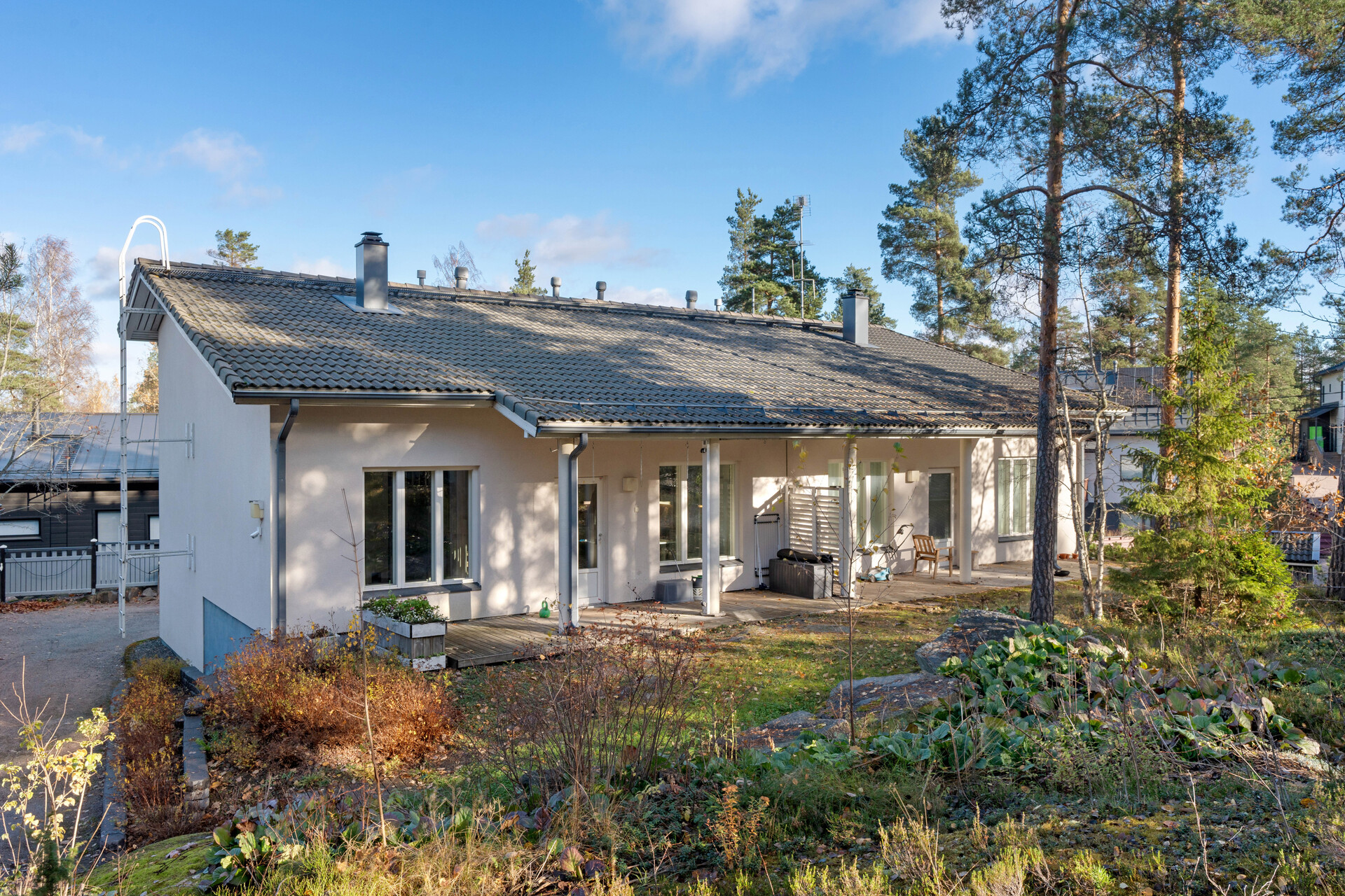 Julkisivu pihalta