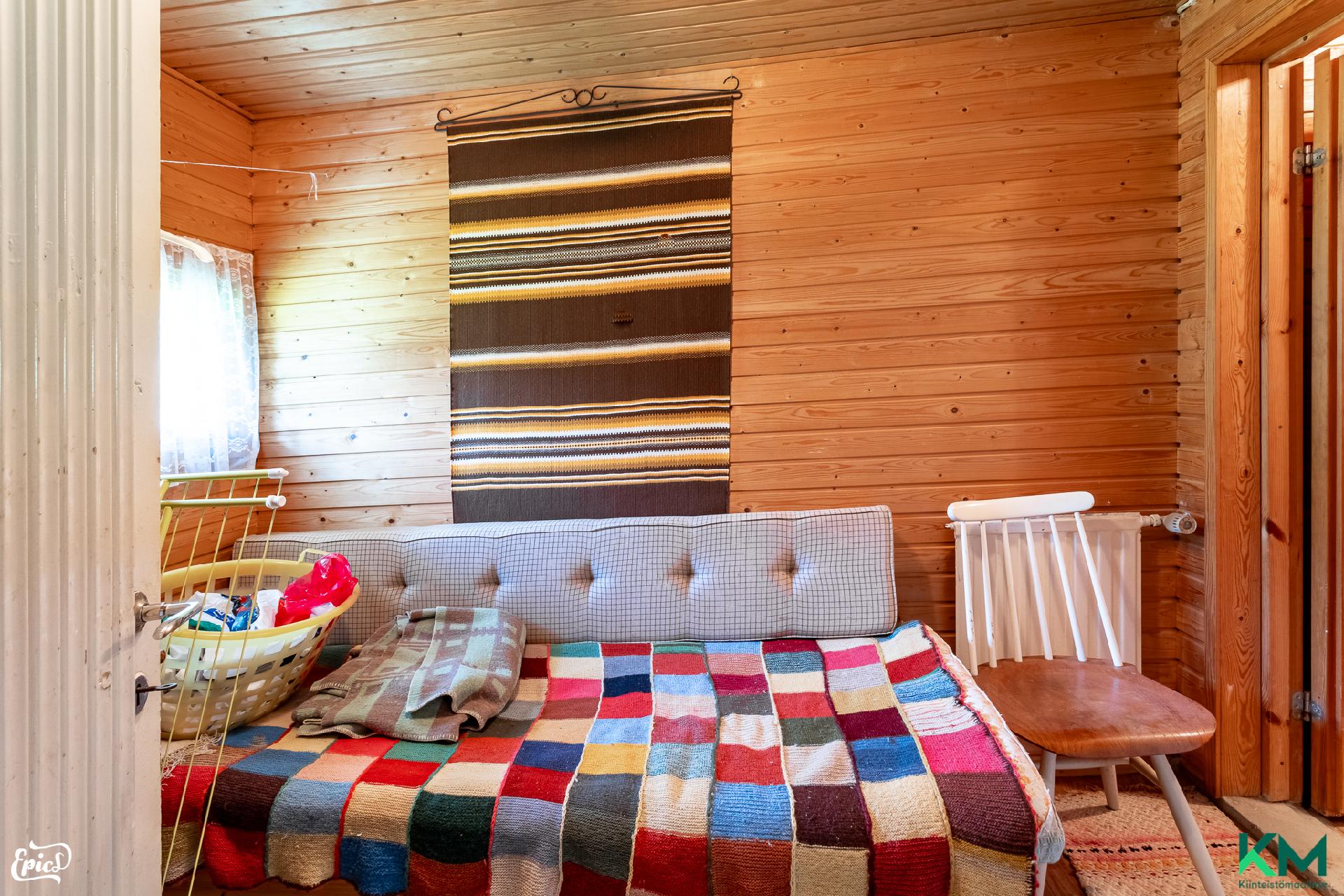 pukuhuone jossa pyykinpesukone