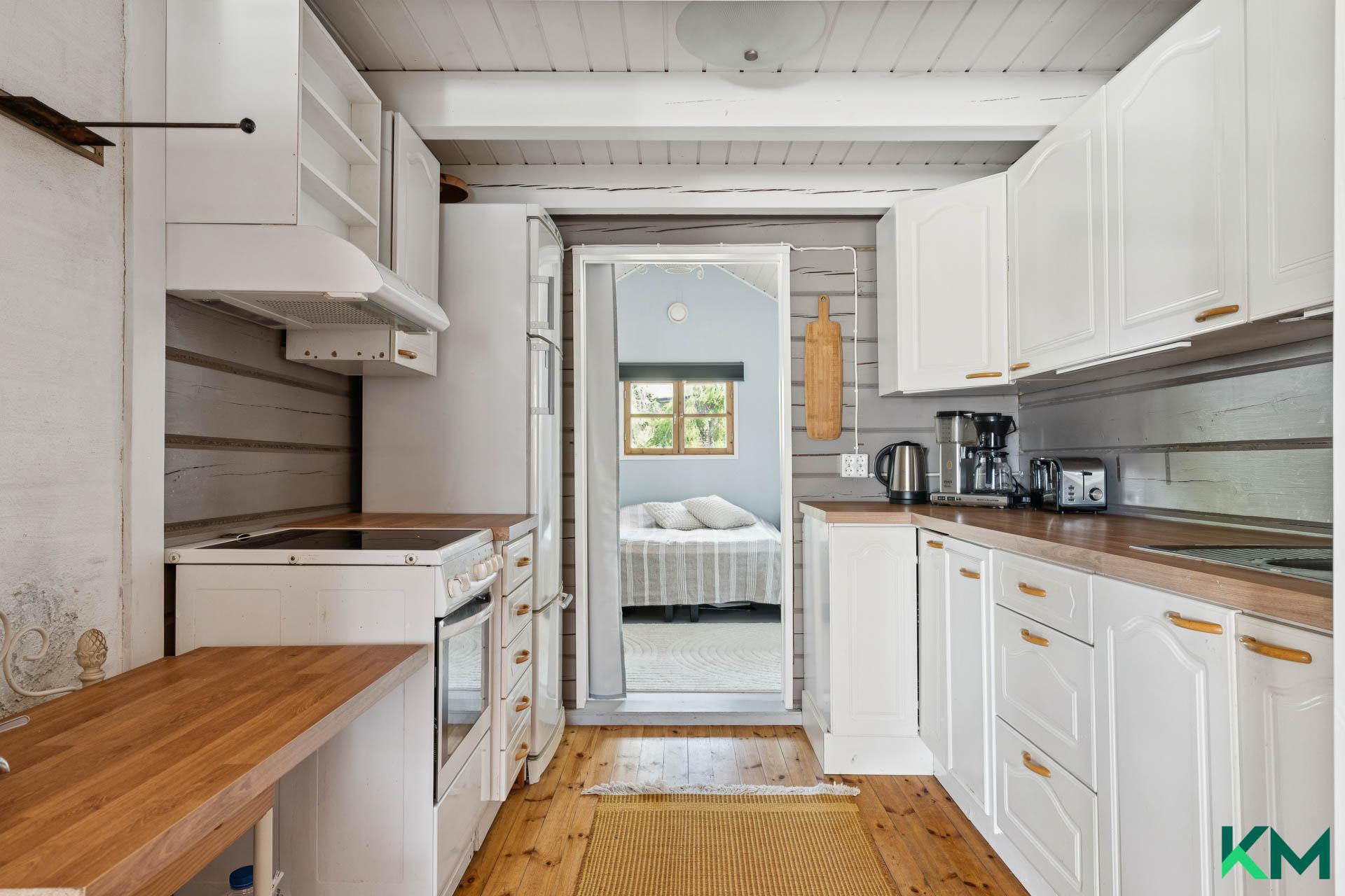 Keittiössä myös varaus puuhellalle