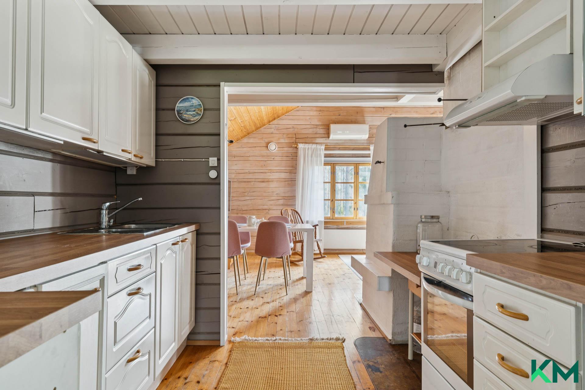 Hyvin varusteltu keittiö