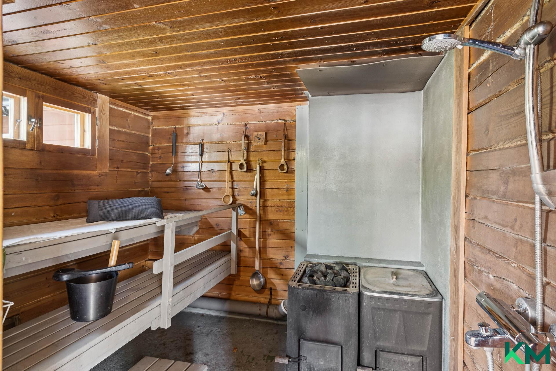 Sauna, puukiukaalla