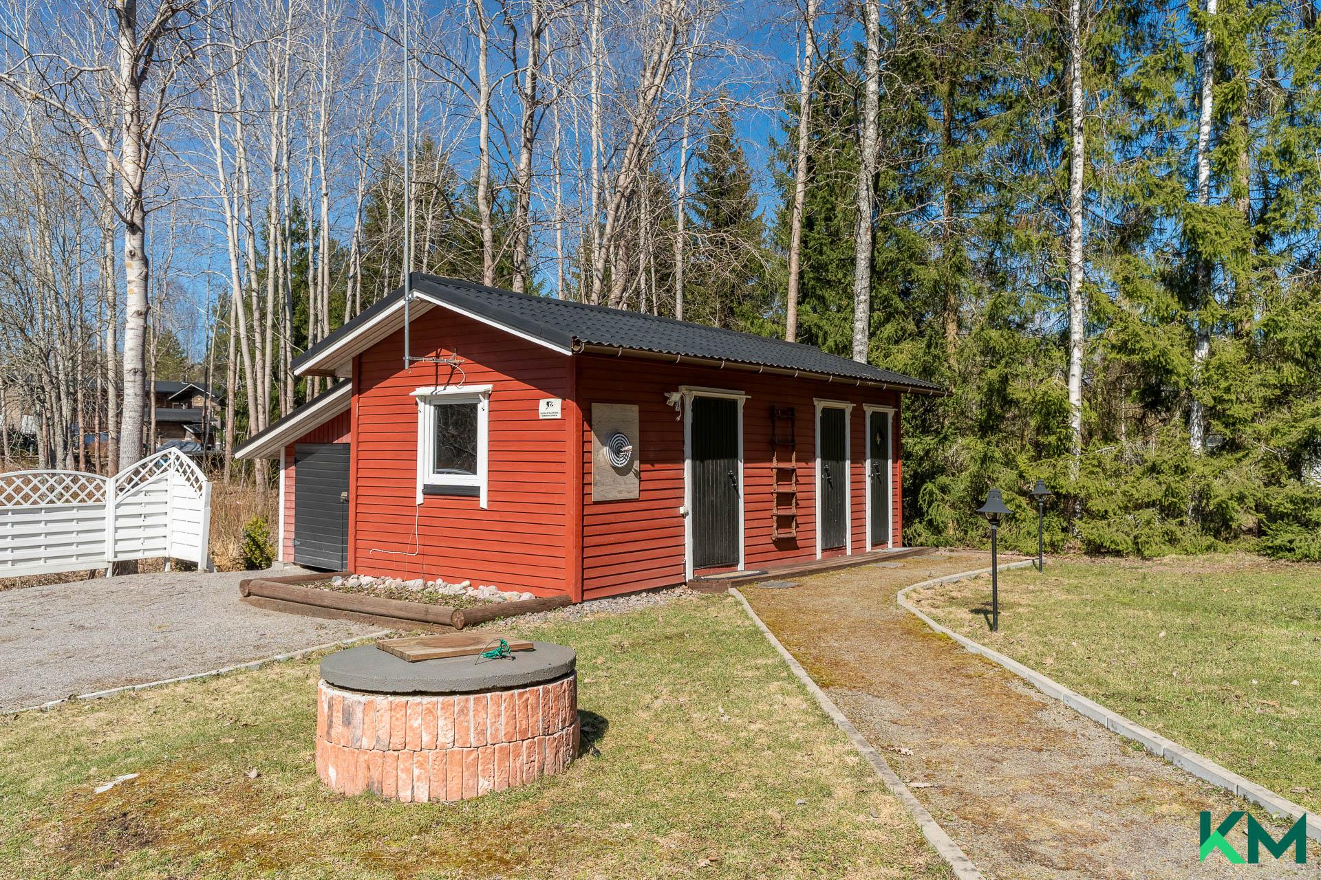 Vaja, jossa 1 kesähuone, autotalli ja kuivakäymälä.