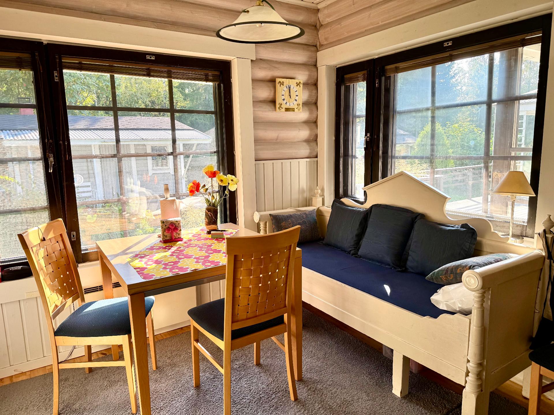 Keittiössä tulvii valo ikkunoista