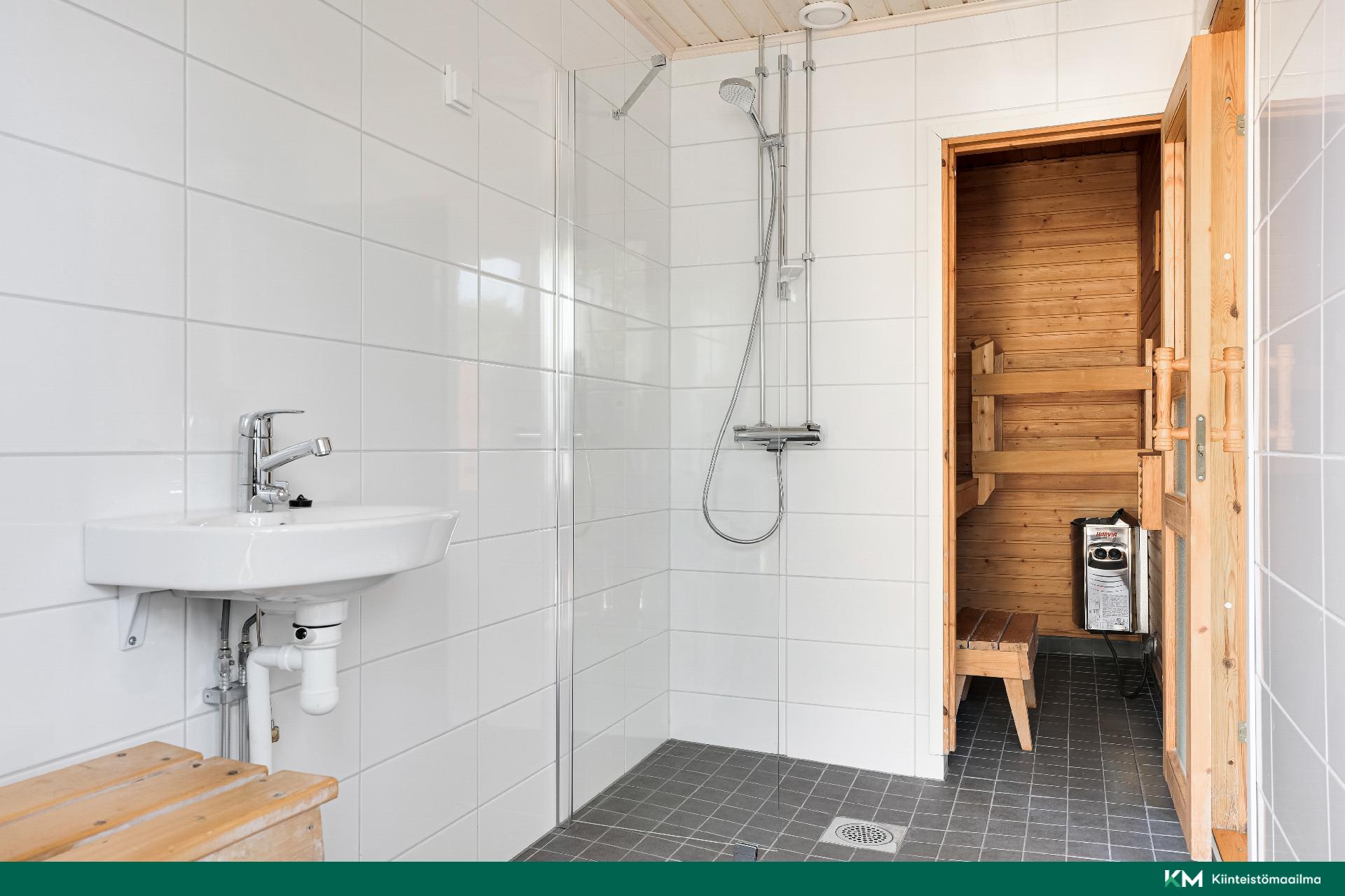 Juuri uusittu pesuhuone ja sauna