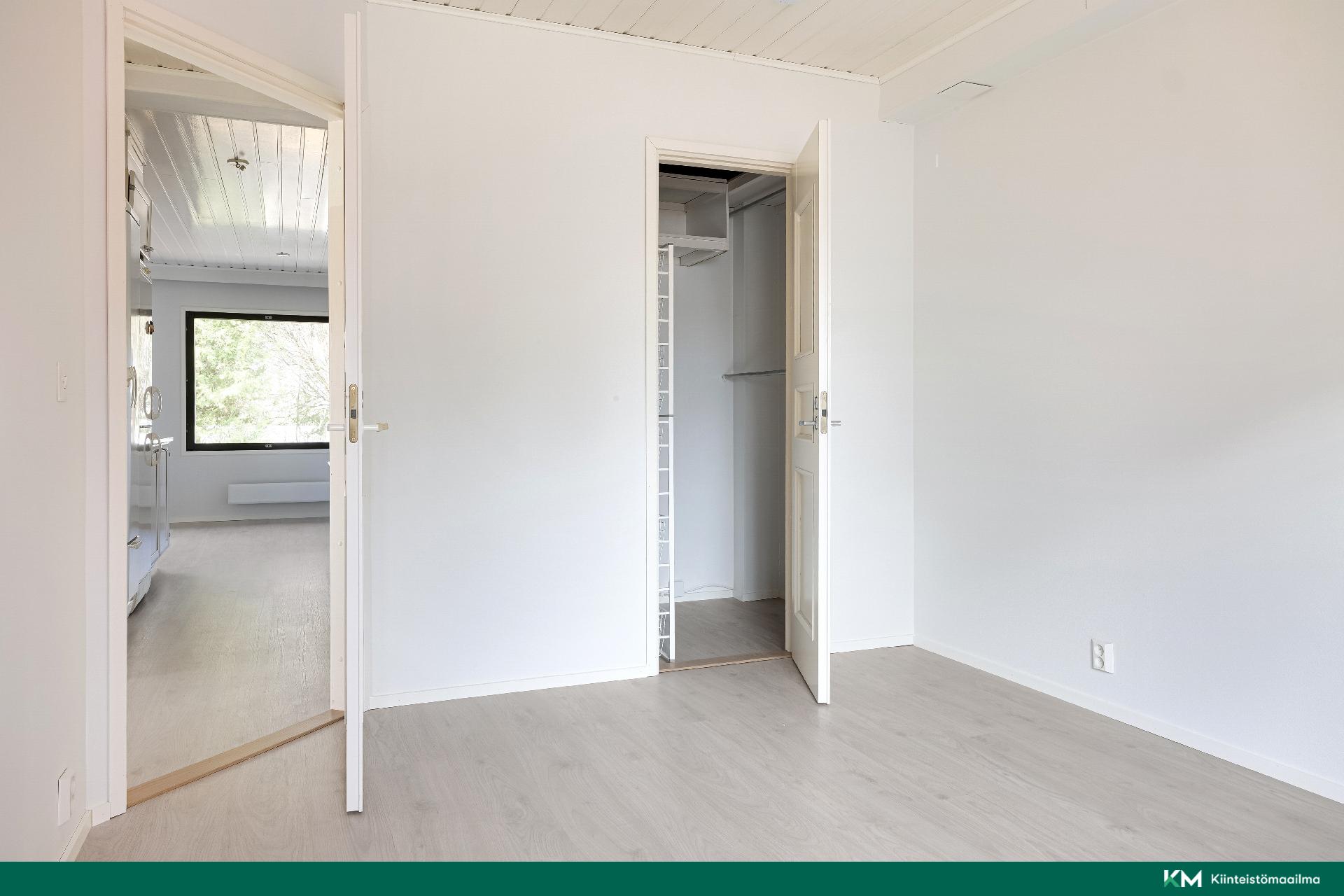 Makuuhuone 1, missä vaatehuone