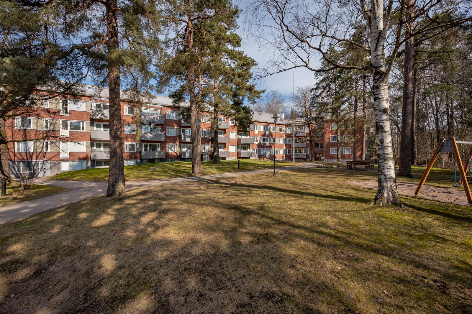 Ulvilantie 2 piha-alue