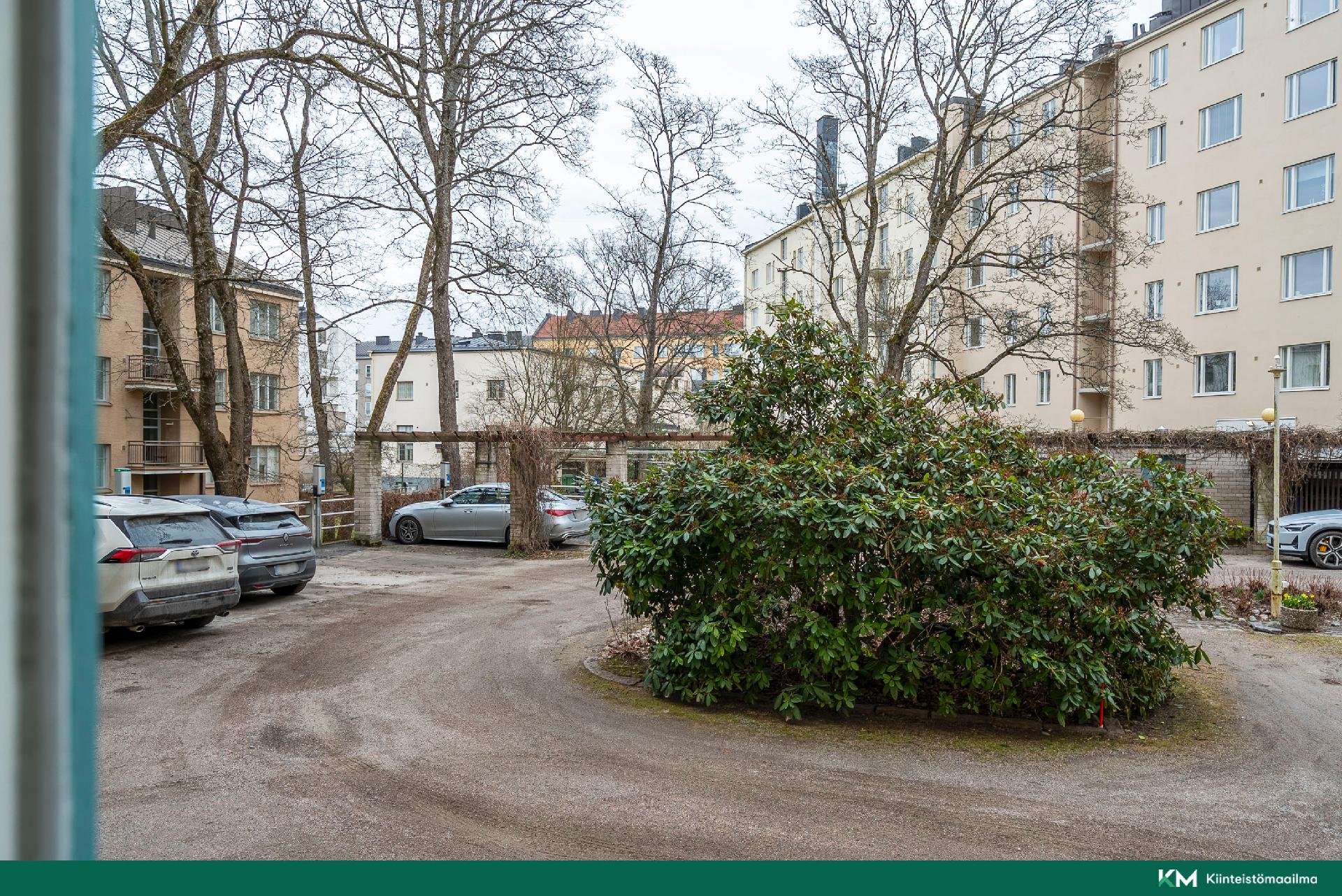 Ikkuna näkymä sisäpihalle