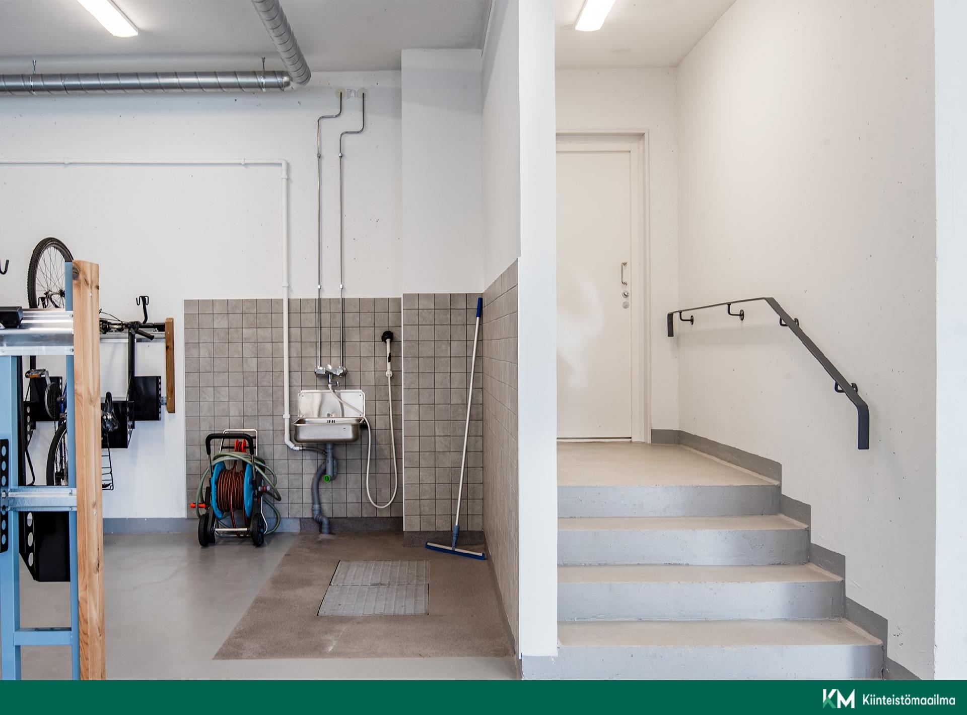 Pyörävarastossa kätevä pesupaikka pyörille ja lemmikeille