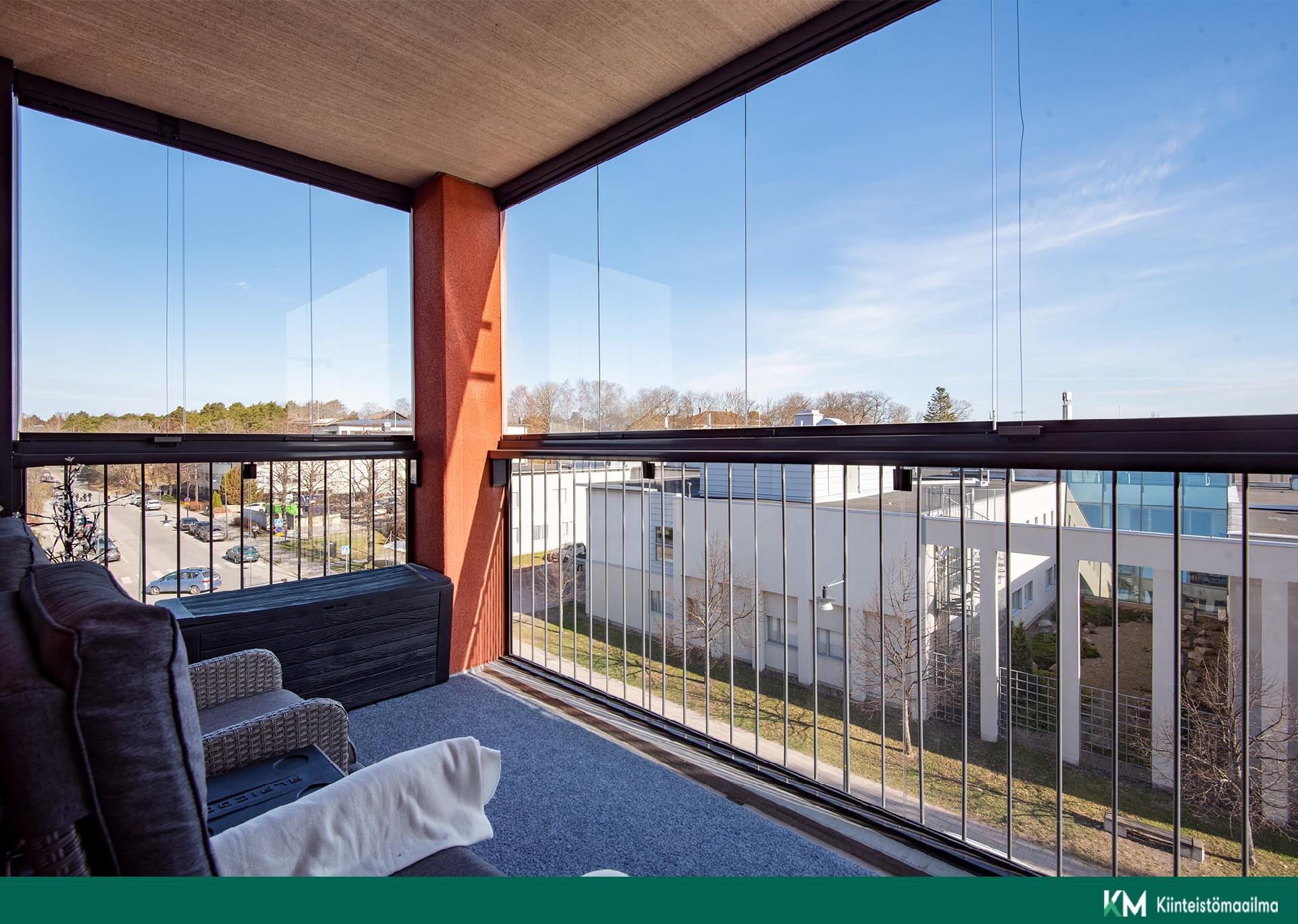 Suuri lasitettu parveke