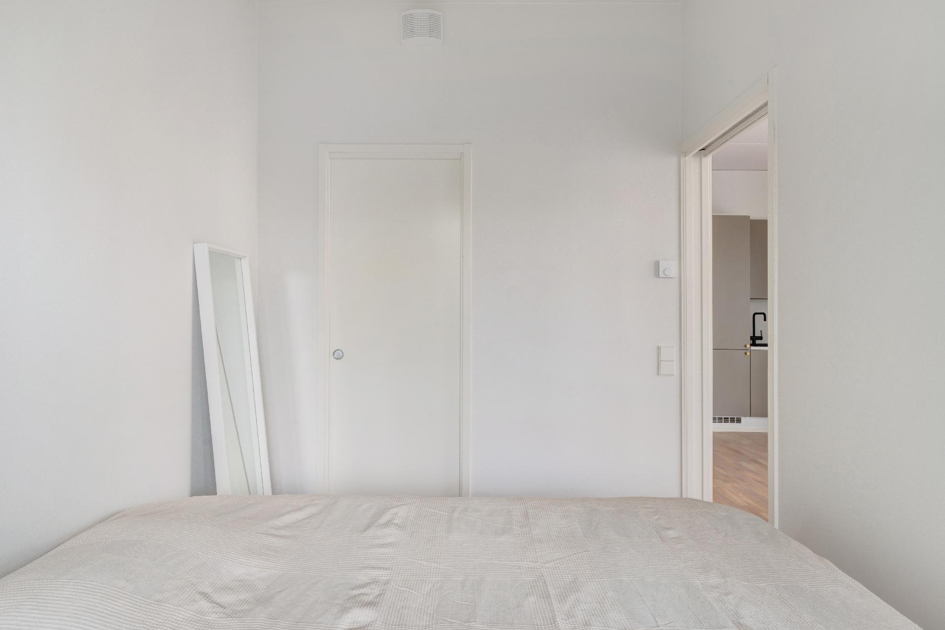 Makuuhuoneen yhteydessä vaatehuone