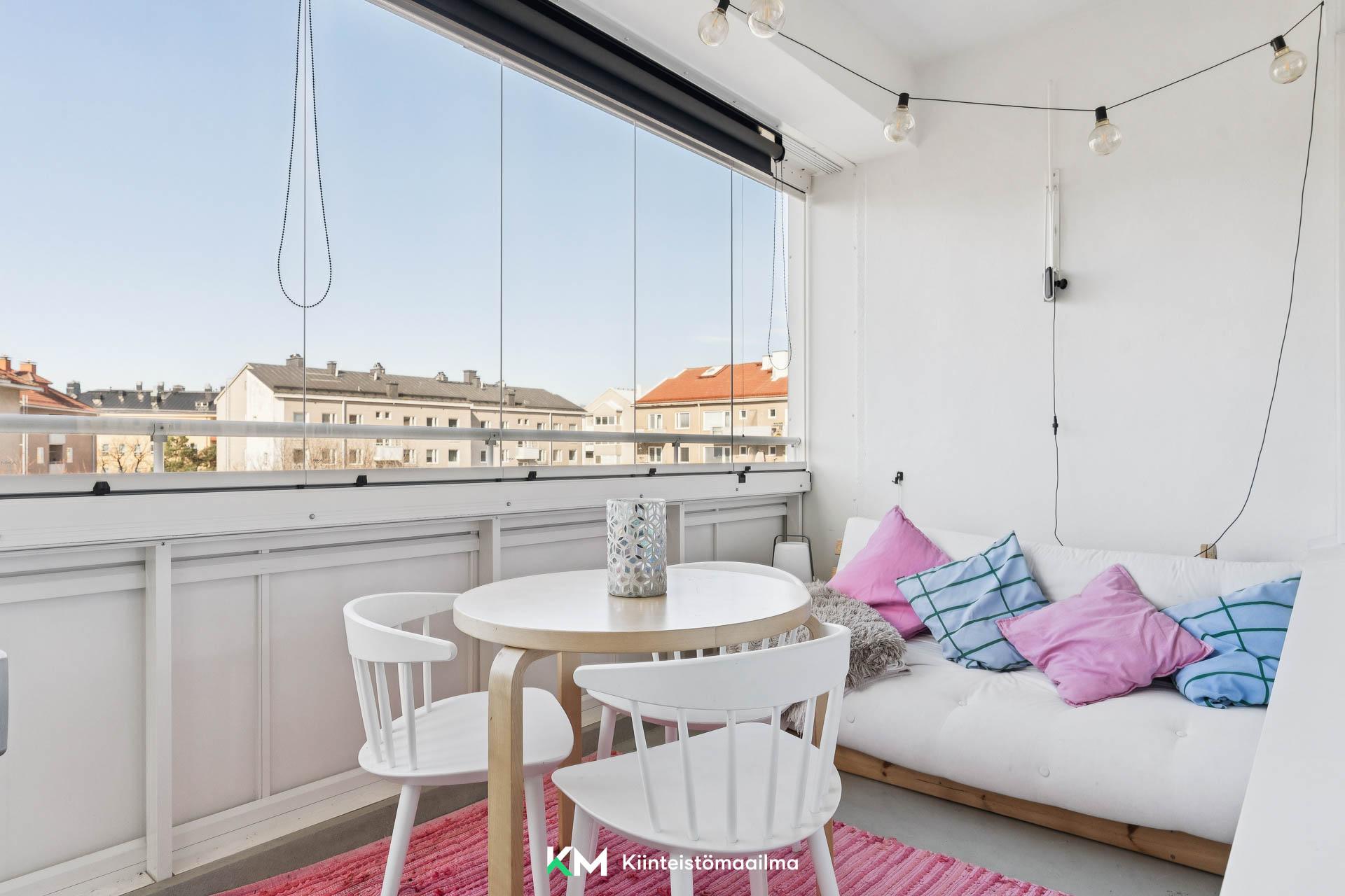 Lasitettu ja laajennettu parveke...