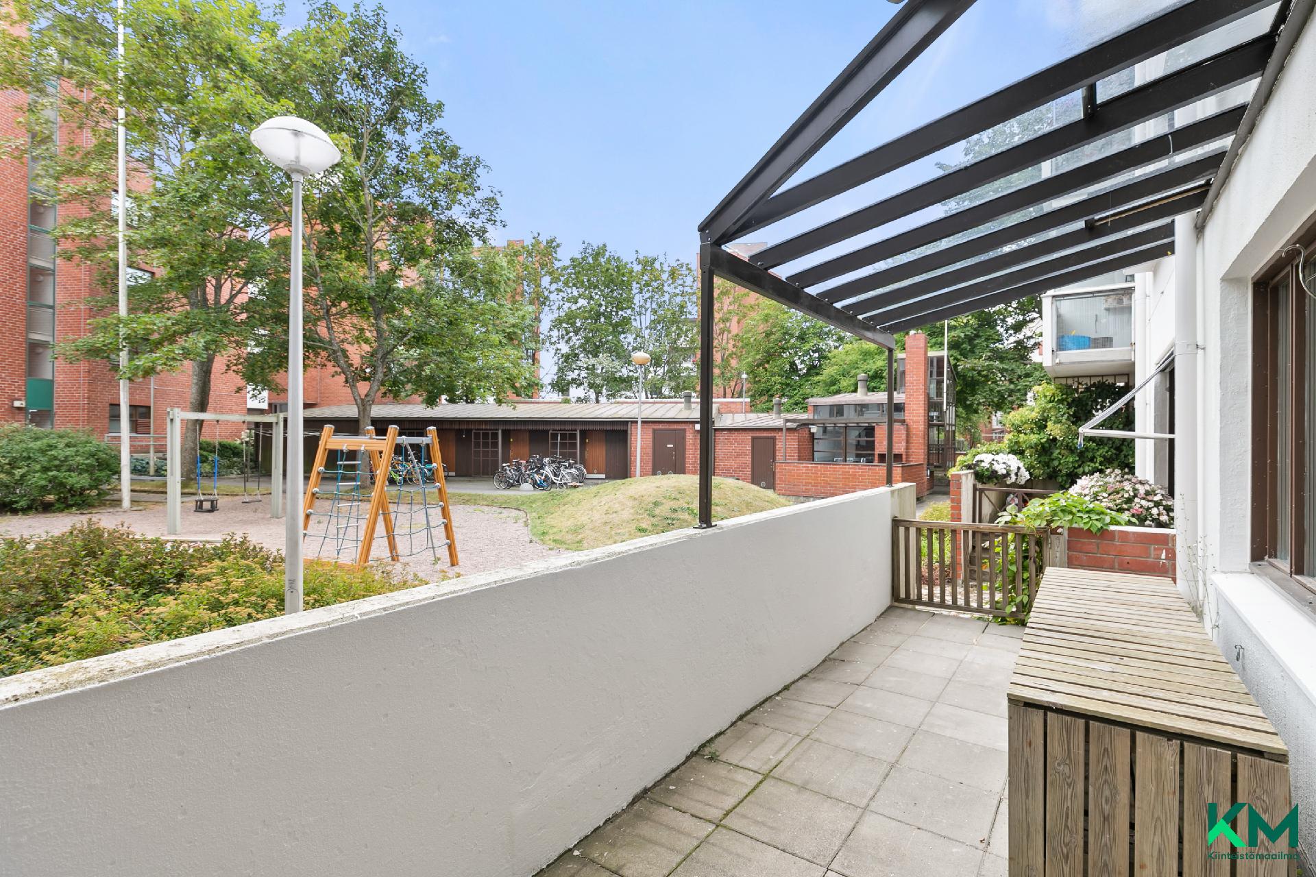 Iso parveke/terassi josta käynti pihalle