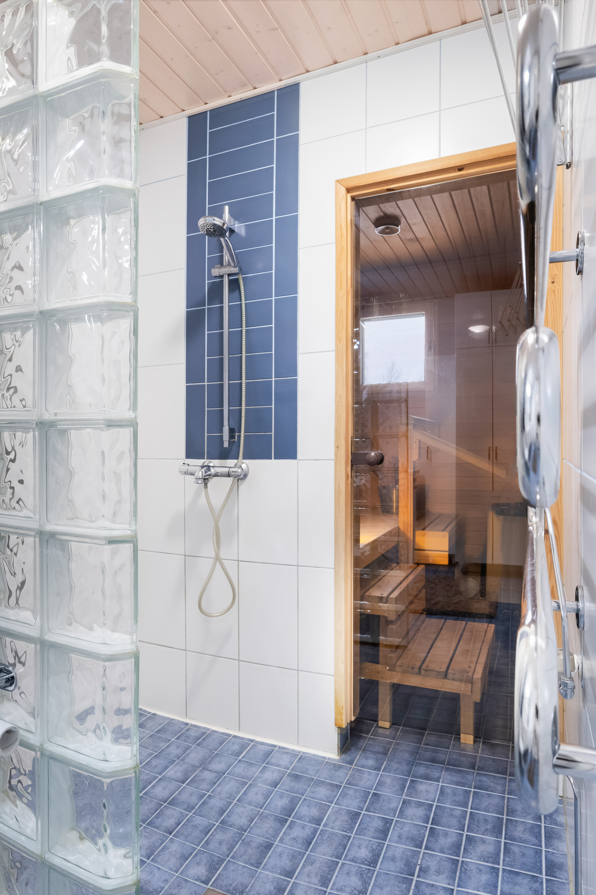 Kylpyhuone ja sauna.