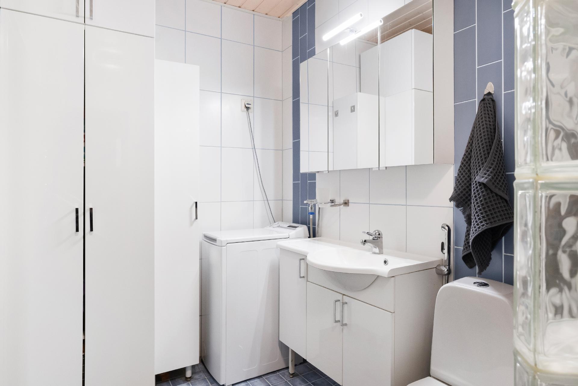 Kylpyhuoneessa on myös kaappitilaa.