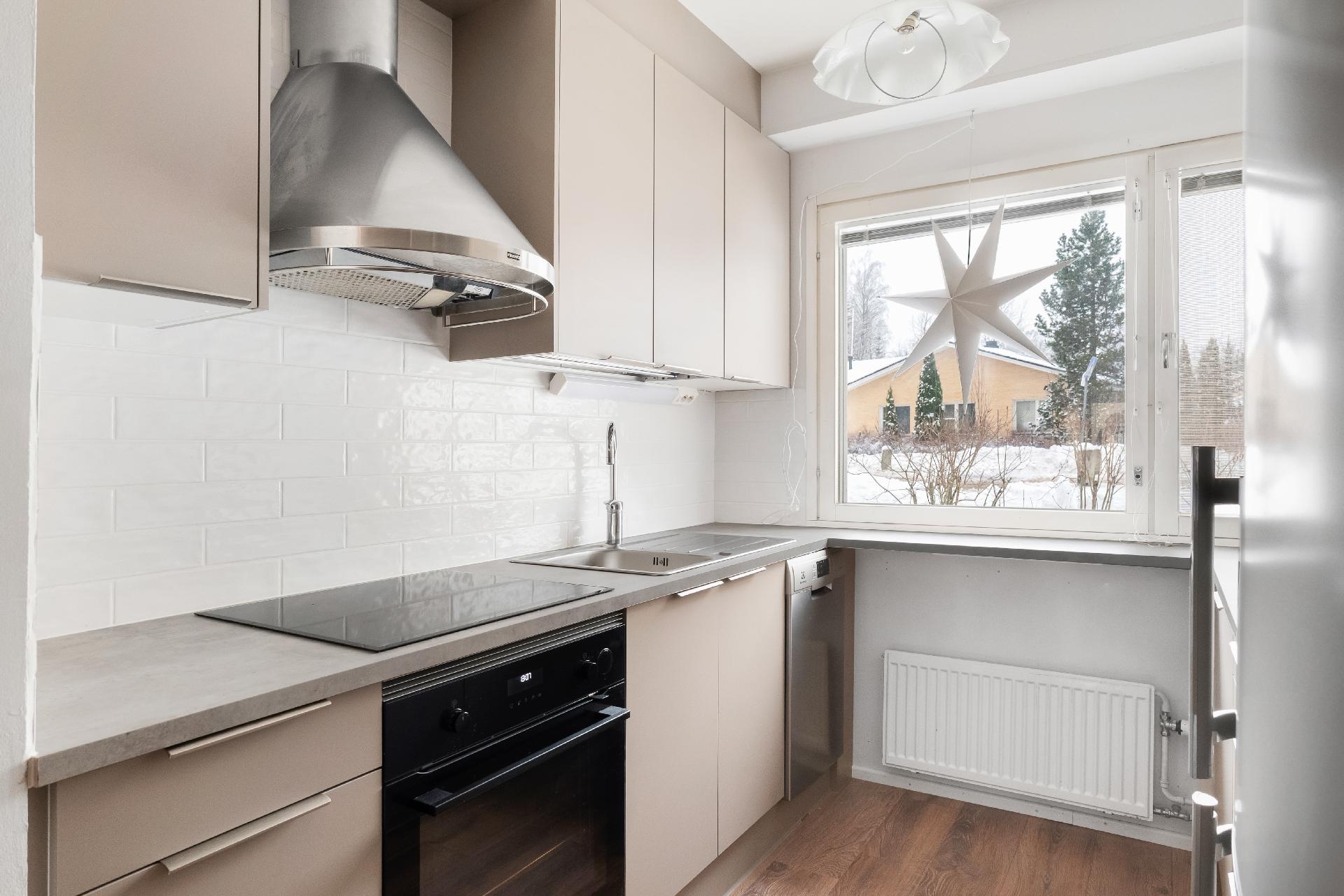 Keittiö on juuri remontoitu kauniilla tavalla.