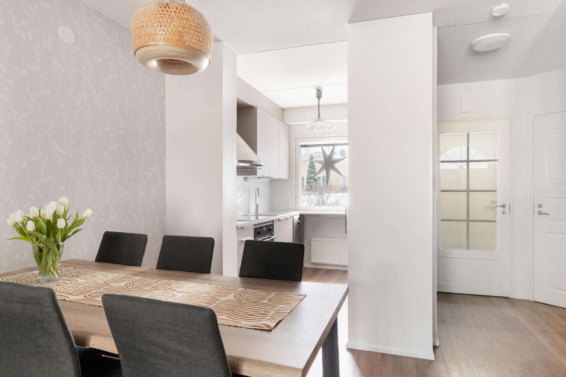 Iso ruokapöytä mahtuu hyvin tähän kotiin.