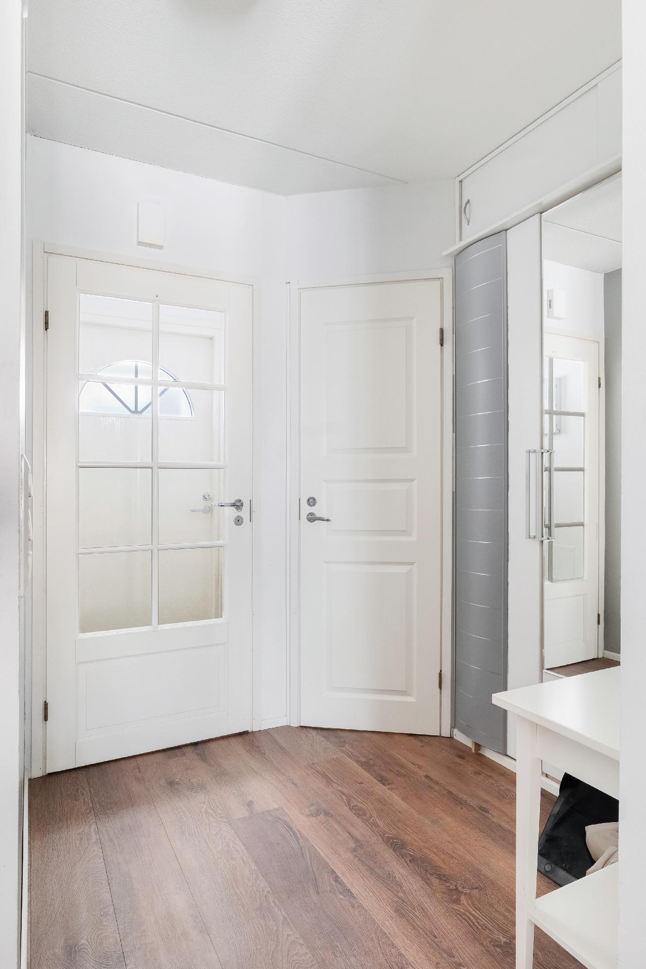 Eteinen on tilava ja siinä on mukavasti säilytystilaa.