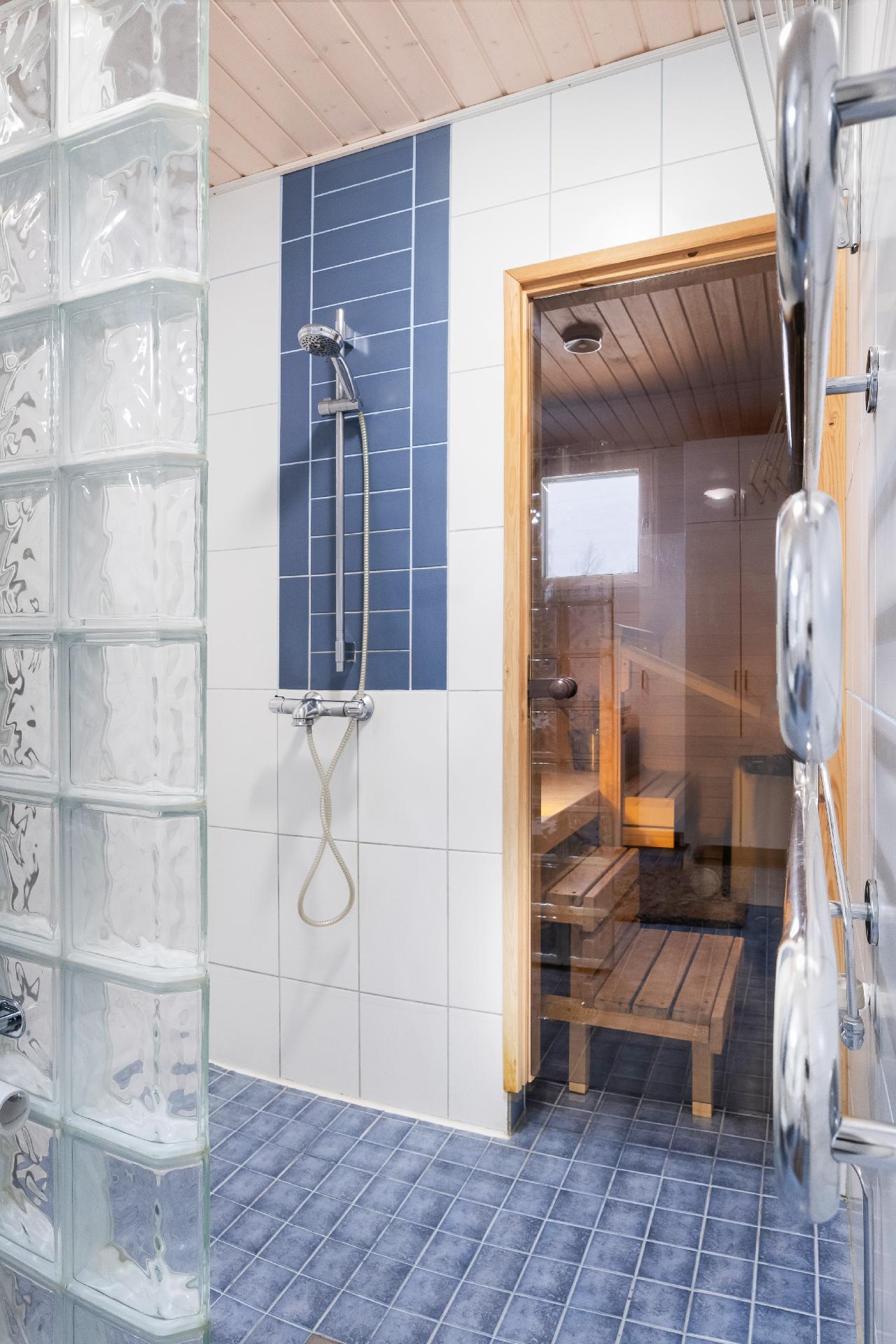Kylpyhuone ja sauna.