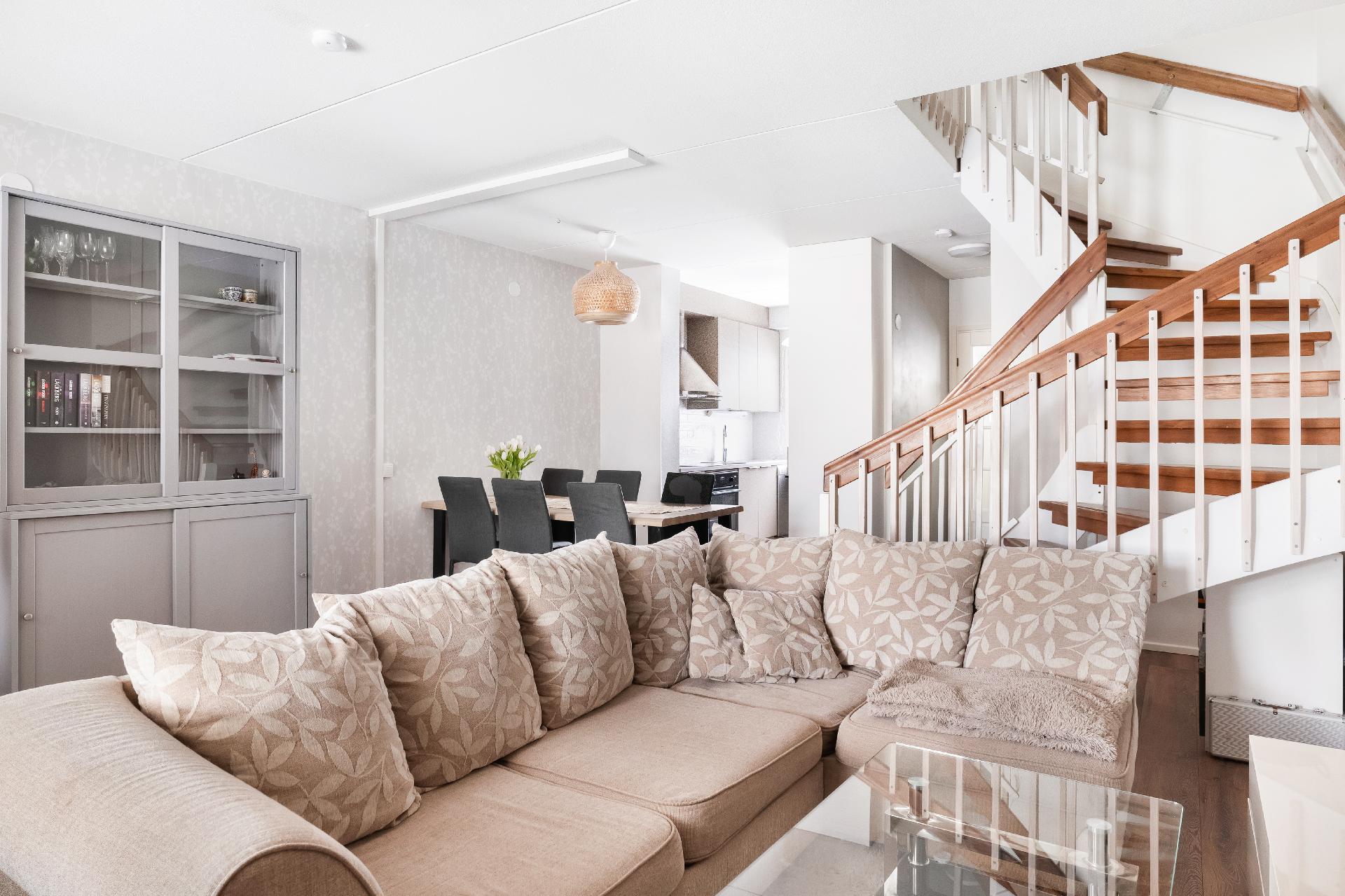 Olohuoneeseen mahtuu myös iso sohva oleiluun.