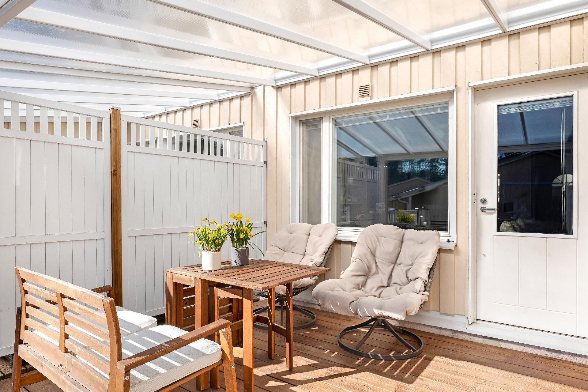 Terassi on katettu ja suojaisa. 