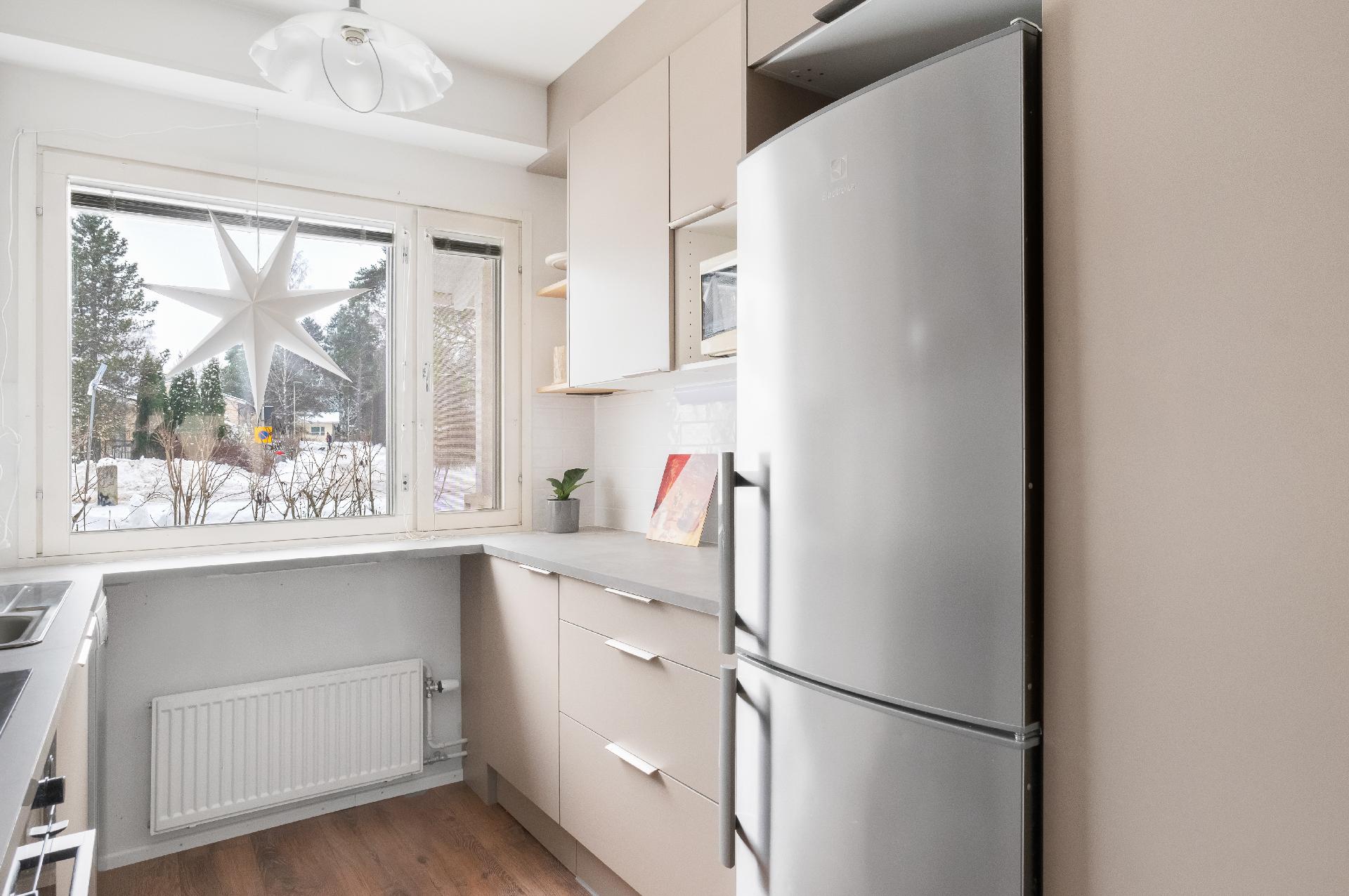 Kaunis beigen väri luo mukavan tunnelman keittiöön.