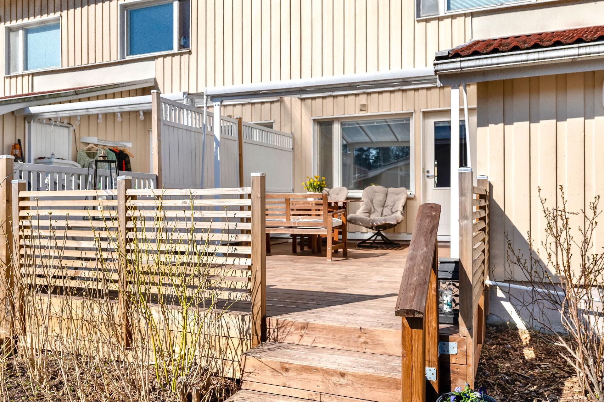 Terassi on iso ja valokate suojaa sateelta.