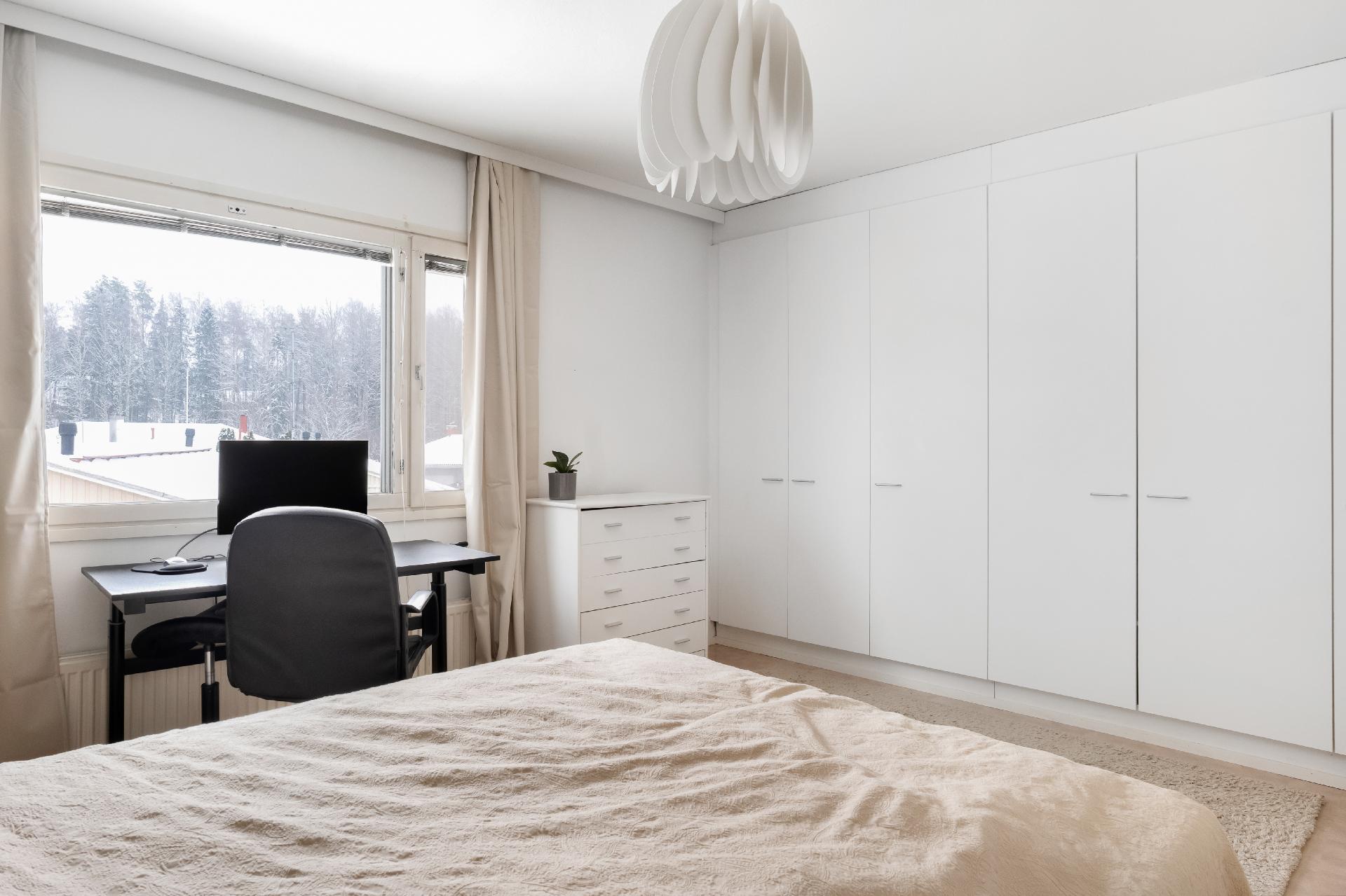 Makuuhuoneessa on paljon säilytystilaa.