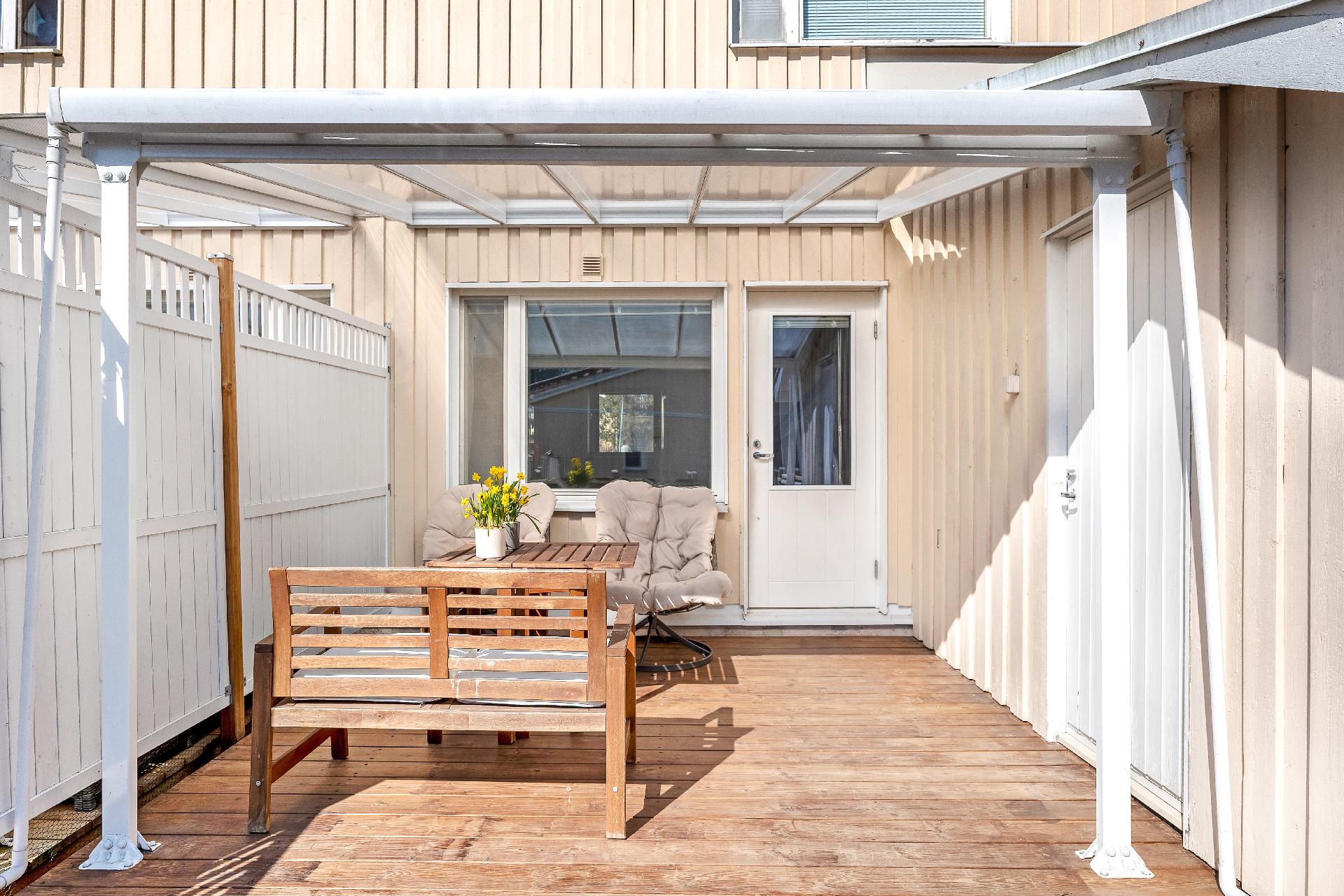 Ulkovarasto löytyy takapihalta, joten on helppo ja mukava käyttää.