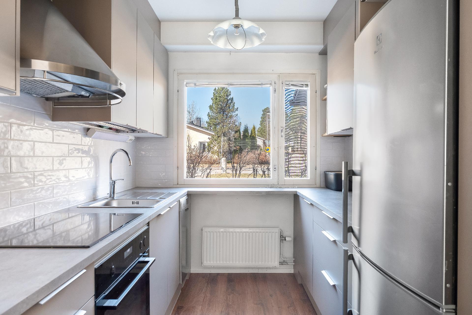 Keittiö on juuri remontoitu ja valoisa.