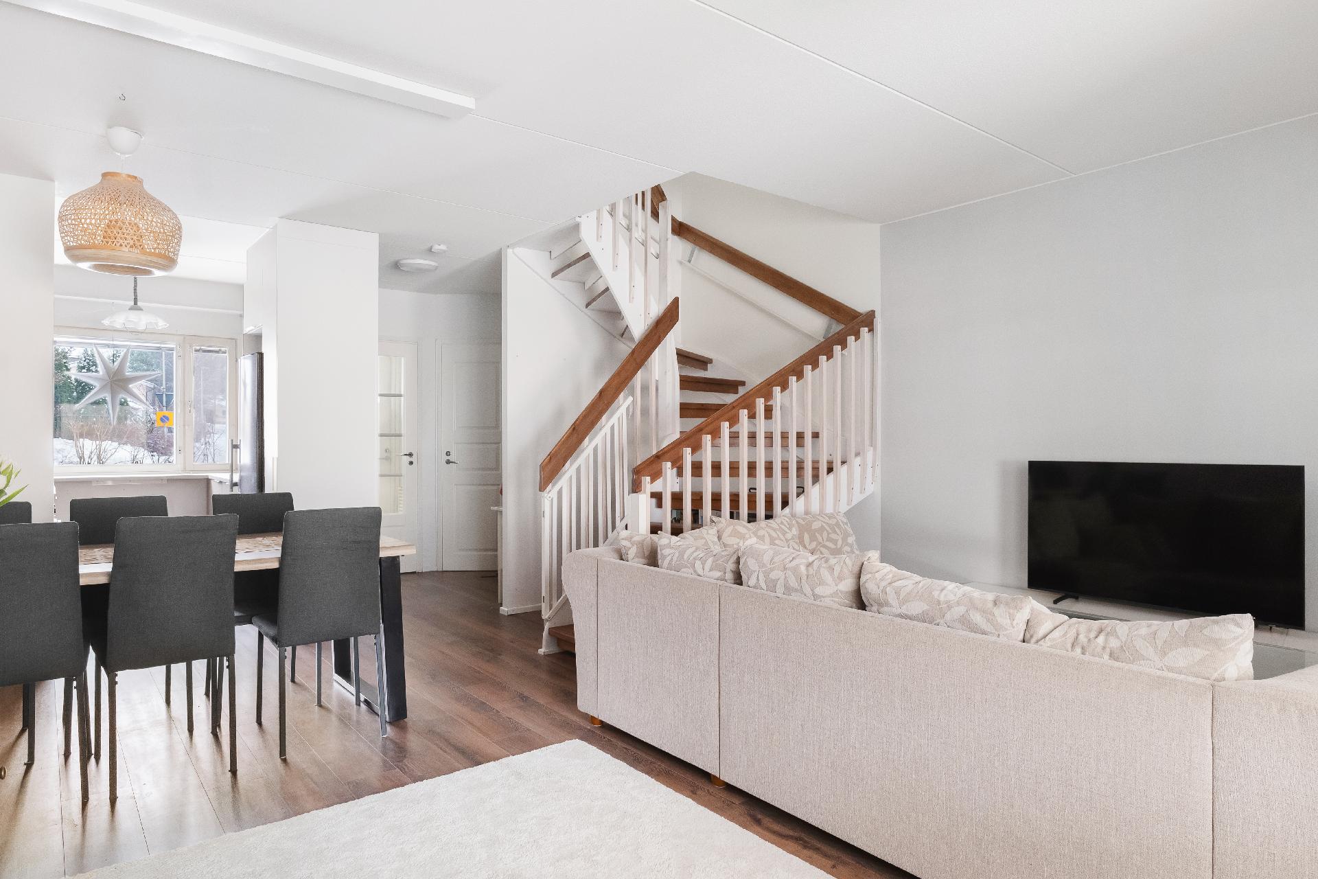 Näkymä olohuoneesta eteiseen, ja kauniiseen portaikkoon.