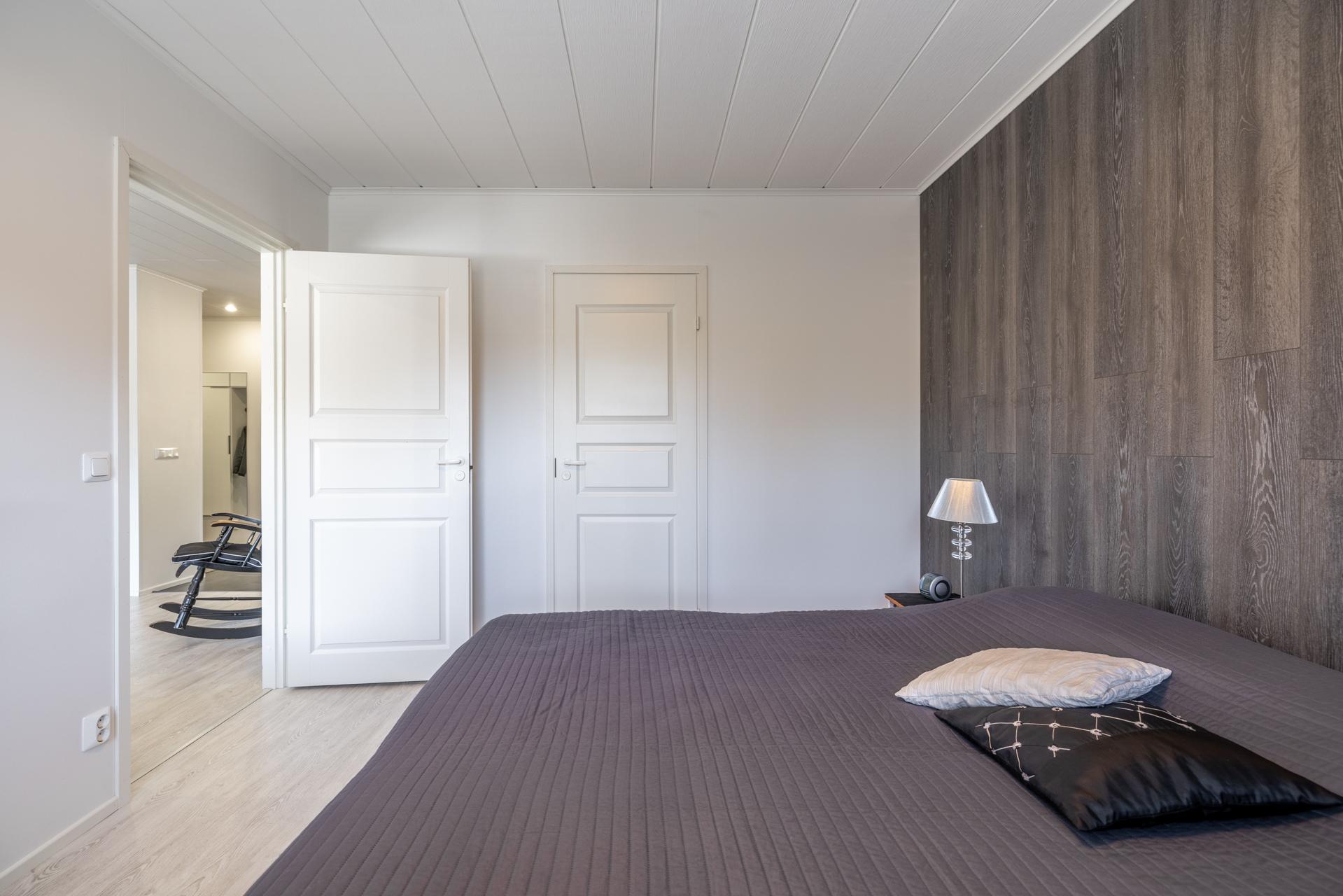 makuuhuone1 yhteydessä tilava vaatehuone