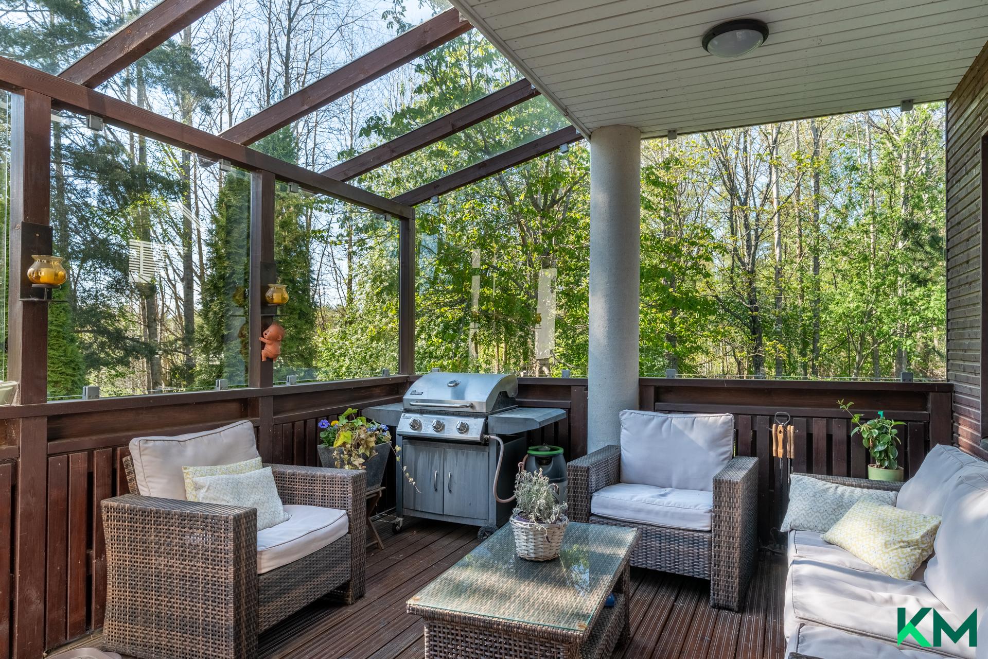 Olohuoneesta on käynti isolle lasitetulle terassille