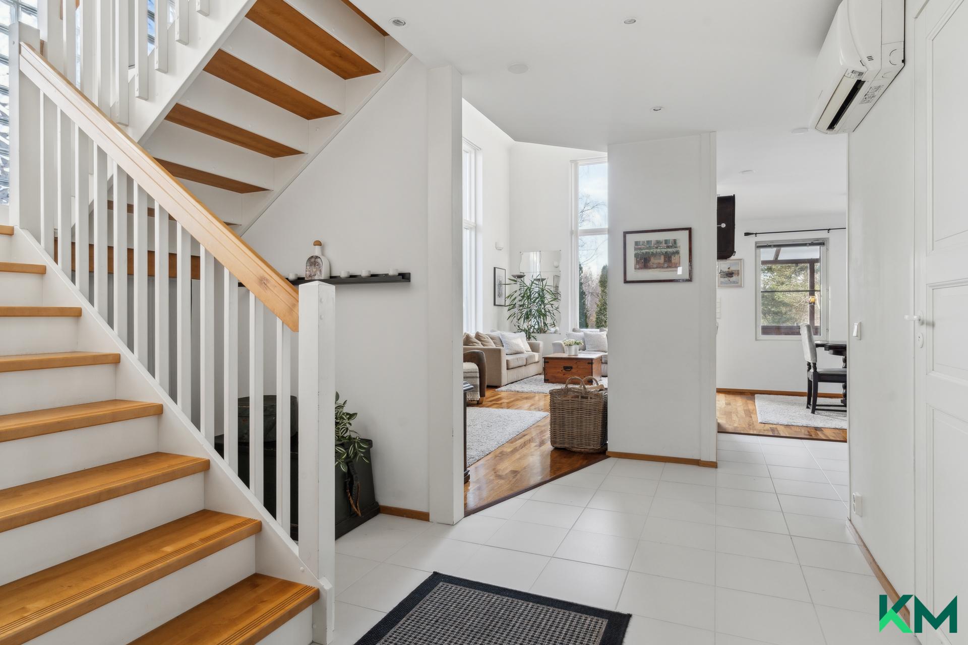 Kauniit portaat johdattavat yläkertaan