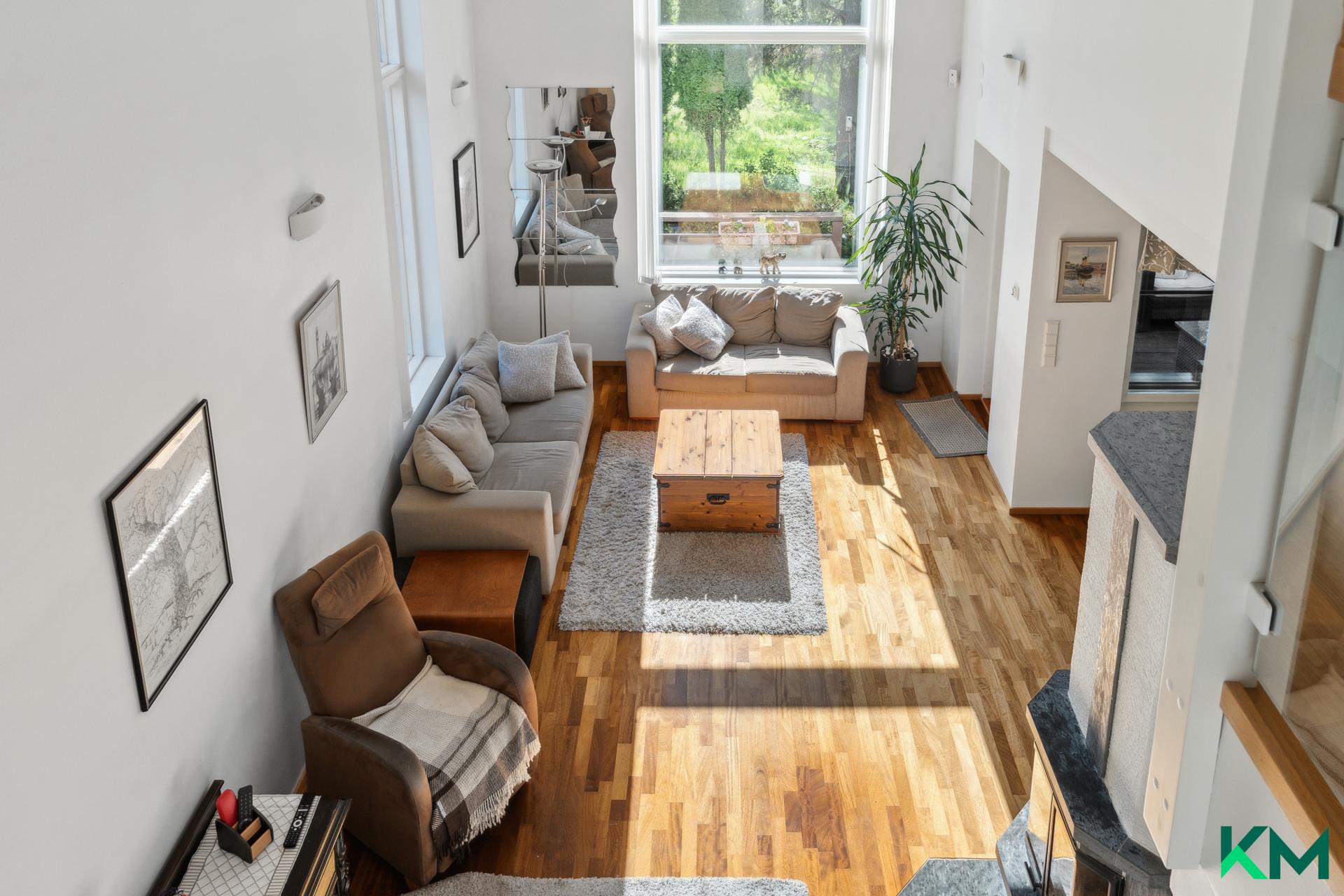 Upea iso olohuone, josta löytyy huonekorkeutta