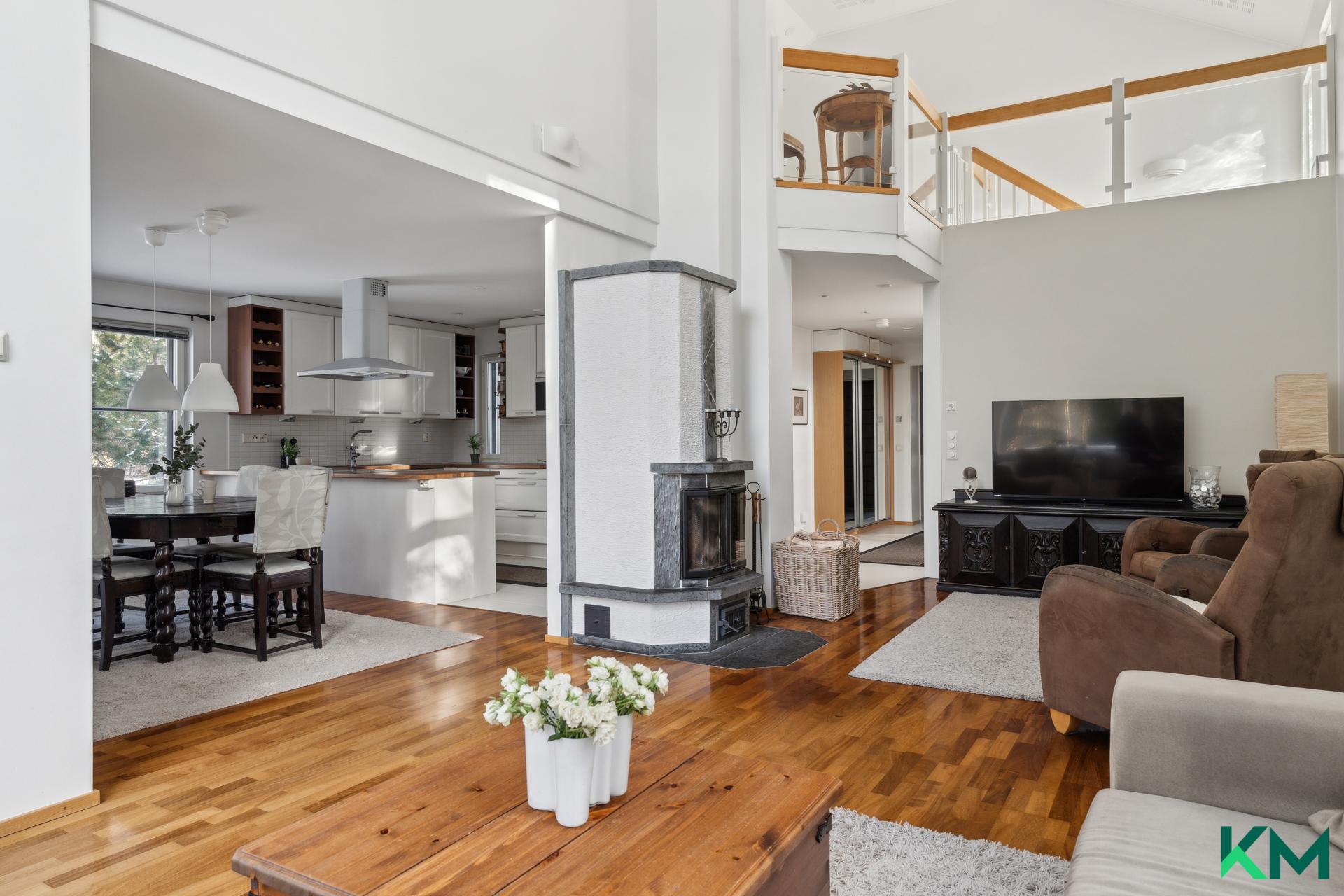 Olohuone jatkuu saumattomasti ruokailutilaan