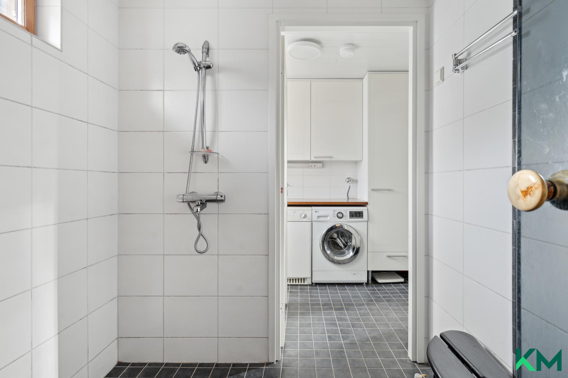 Kylpyhuoneen yhteydessä on kodinhoitohuone