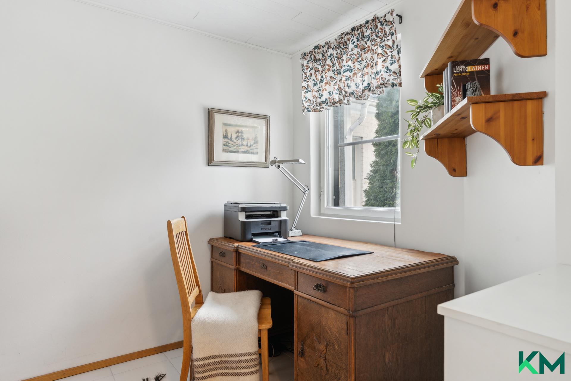Alakerrasta löytyy pieni työhuone