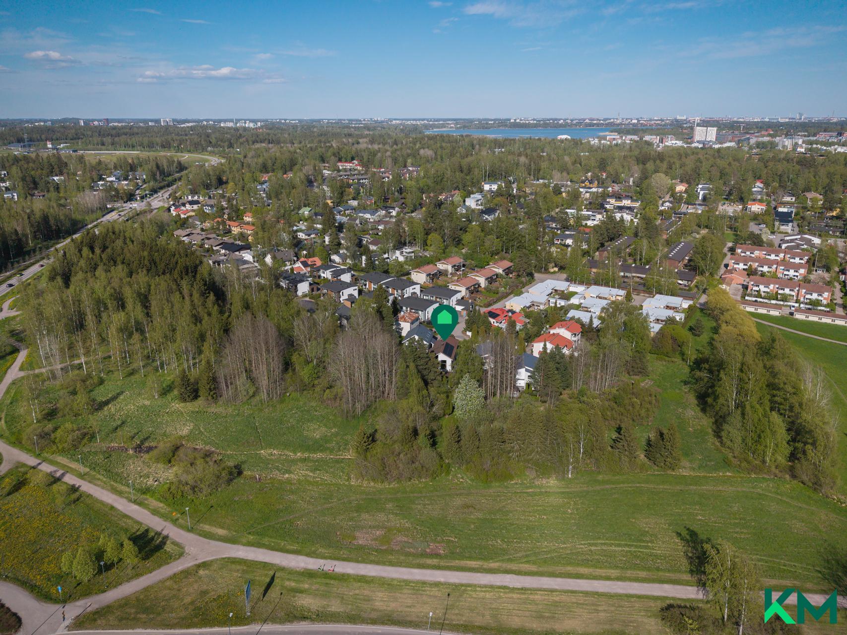 Tontti rajoittuu puistoalueeseen