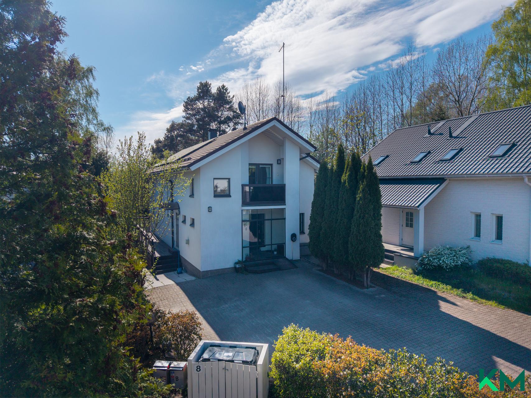 Tyylikäs ja moderni julkisivu kadun puolelta